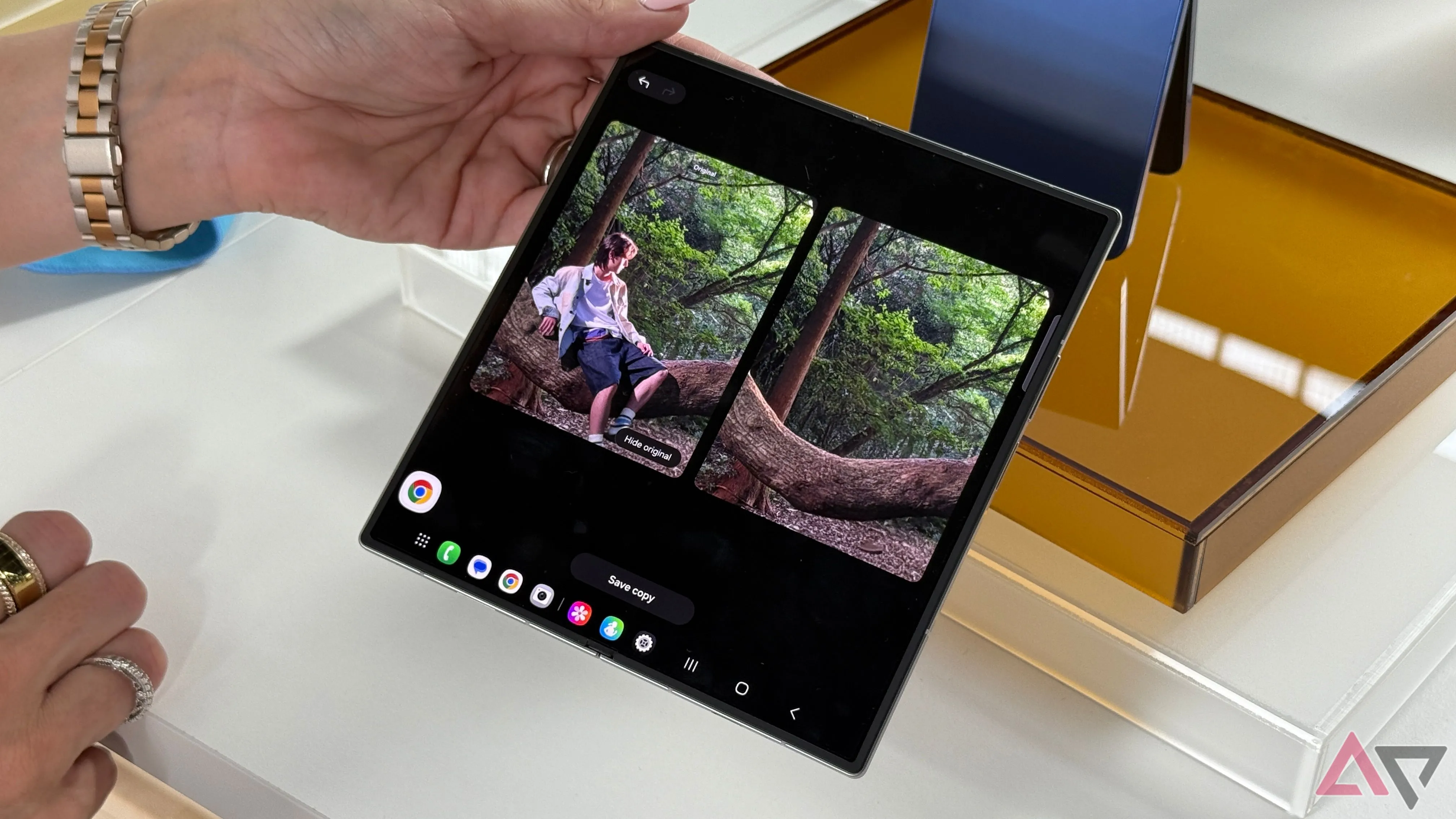 Chức năng chỉnh sửa ảnh với chế độ xem song song trước và sau trên Samsung Galaxy Z Fold 7.