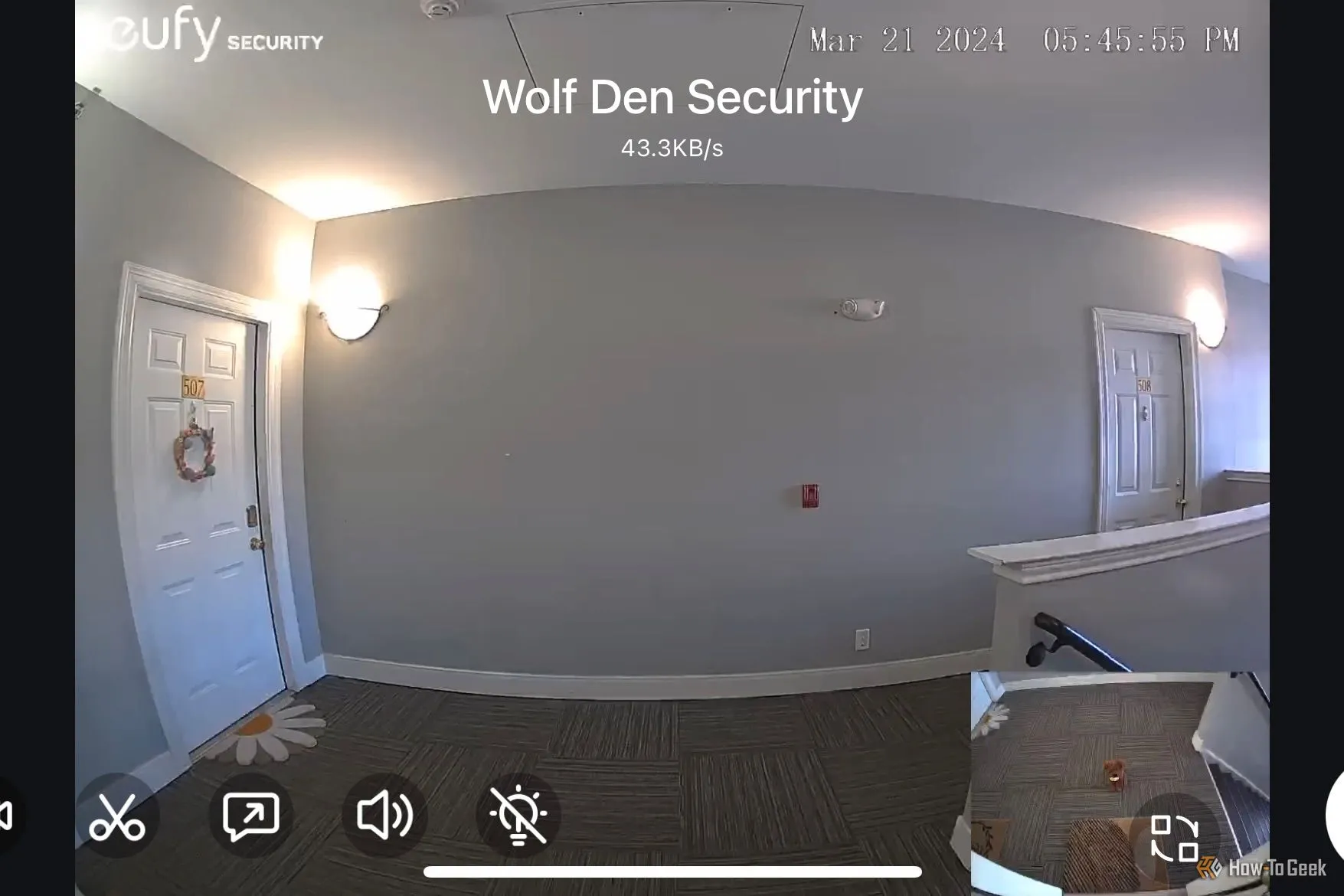 Chuông cửa video eufy Security E340 đang giám sát hành lang chung cư