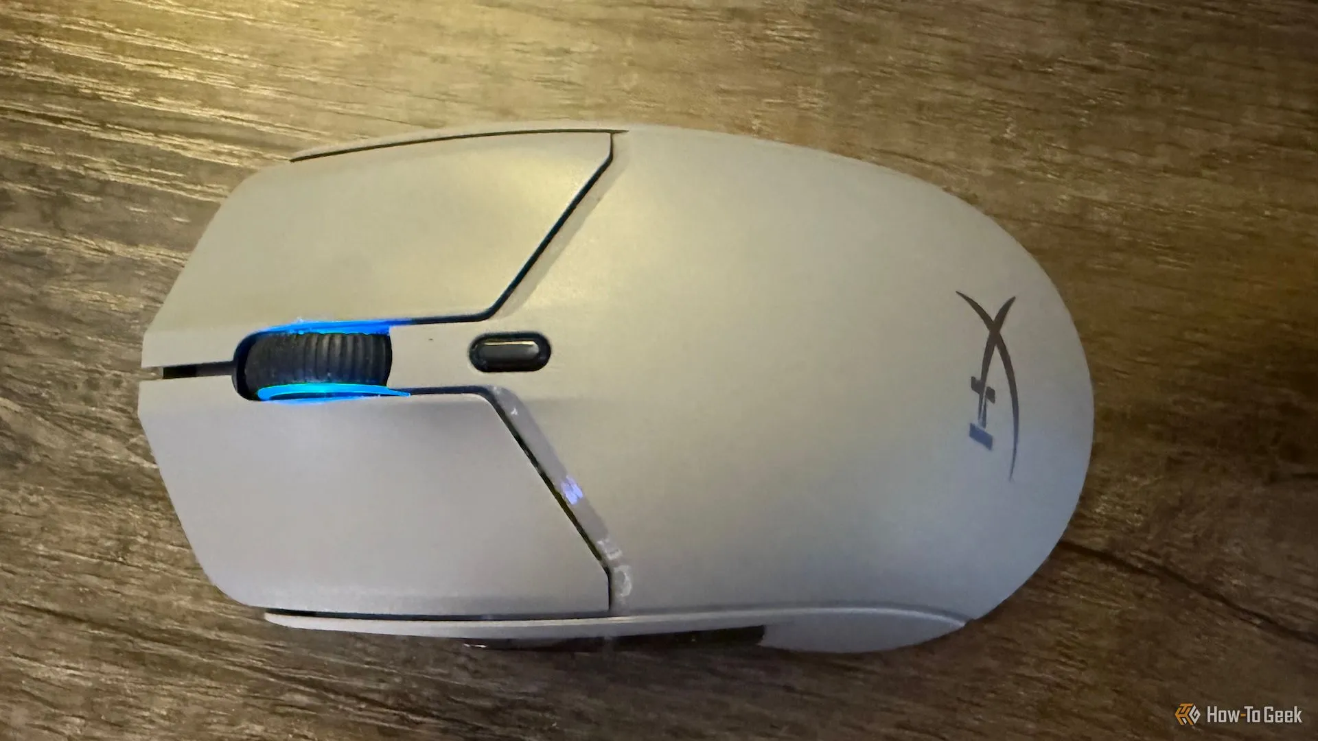 Chuột HyperX Pulsefire Haste 2 Pro nhìn từ trên xuống, với đèn RGB trên con lăn và thiết kế tối giản