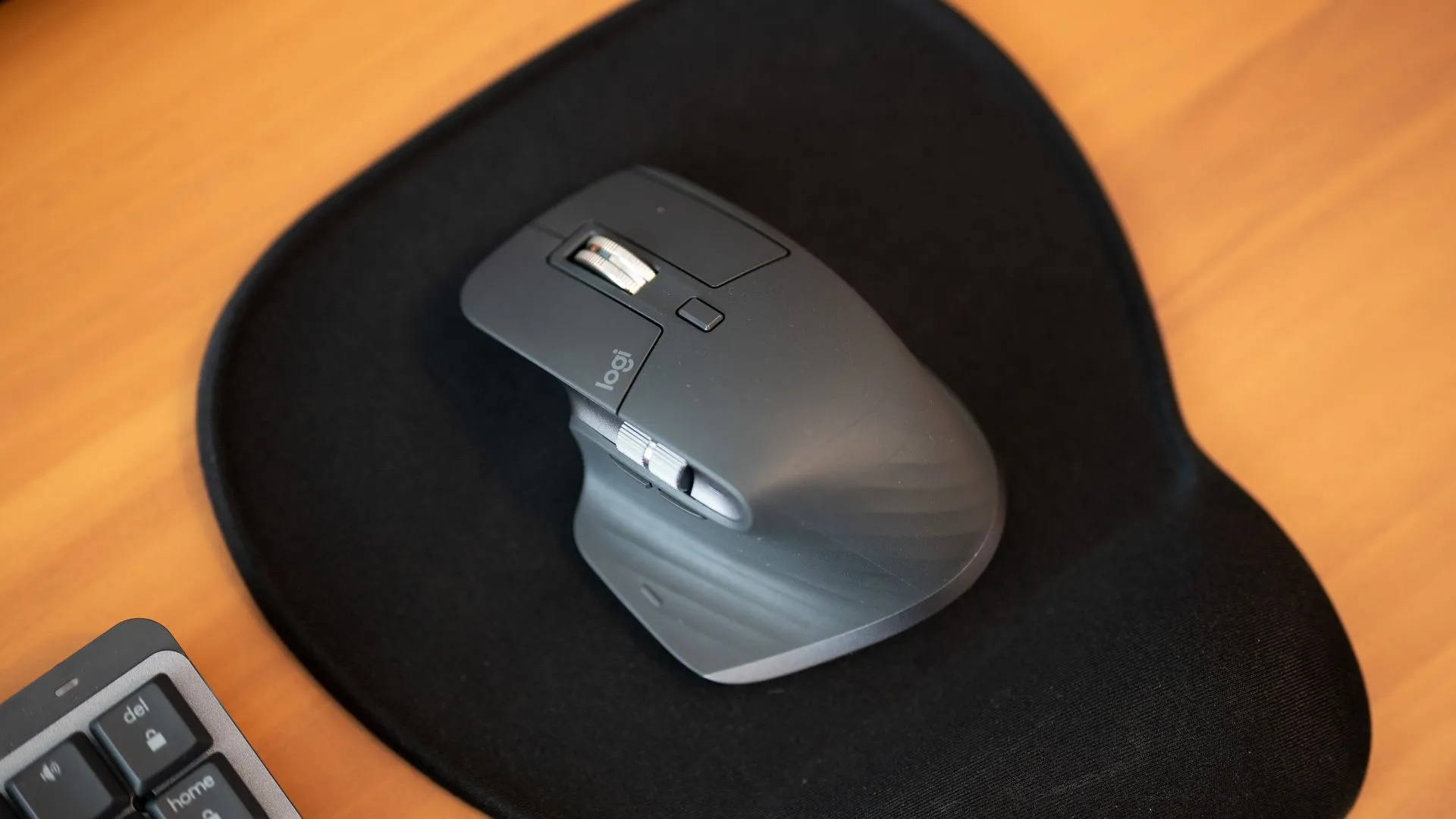 Chuột Logitech MX Master 3S đặt trên tấm lót chuột, thể hiện thiết kế công thái học và tính năng cao cấp.