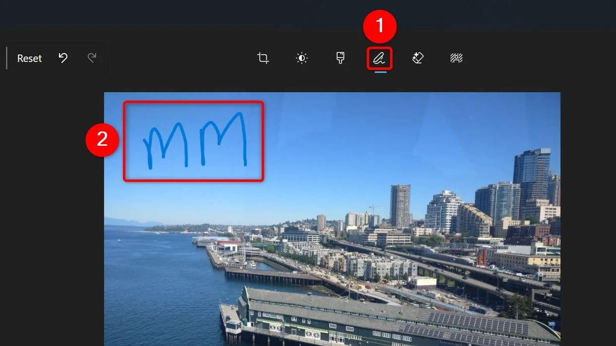 Công cụ đánh dấu và các tùy chọn bút vẽ trong ứng dụng Photos để tạo watermark bằng nét vẽ.