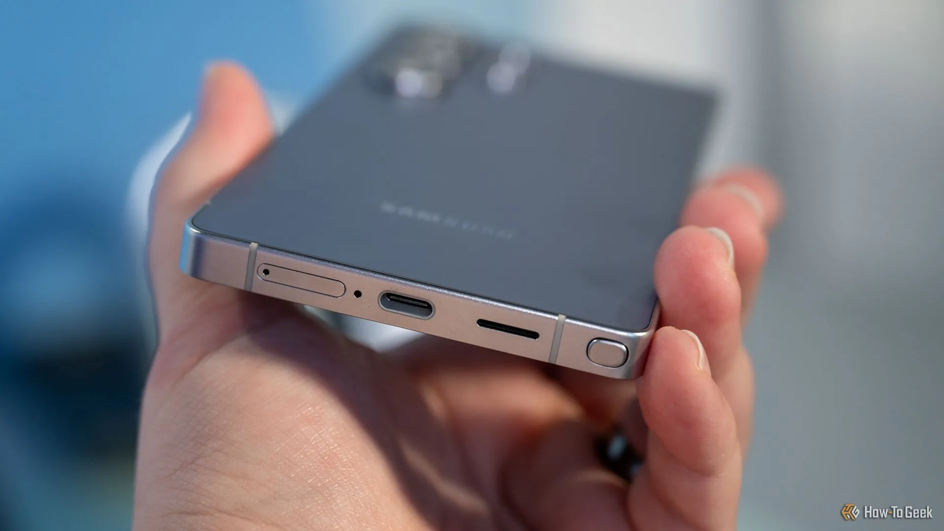 Cổng USB-C, khe SIM và vị trí S Pen ở cạnh dưới Samsung Galaxy S25 Ultra