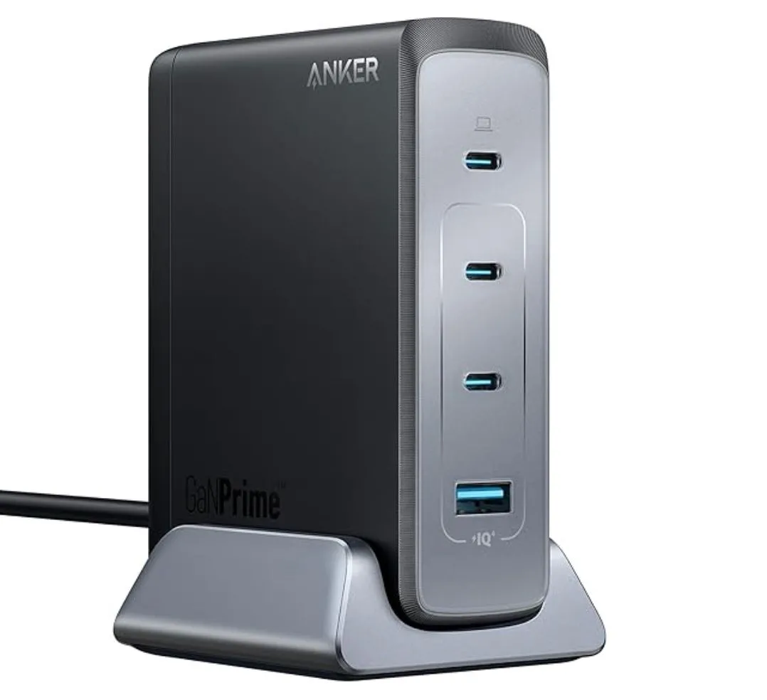 Củ sạc Anker Prime 240W USB-C màu đen với 4 cổng, đặt trên bề mặt màu sáng.