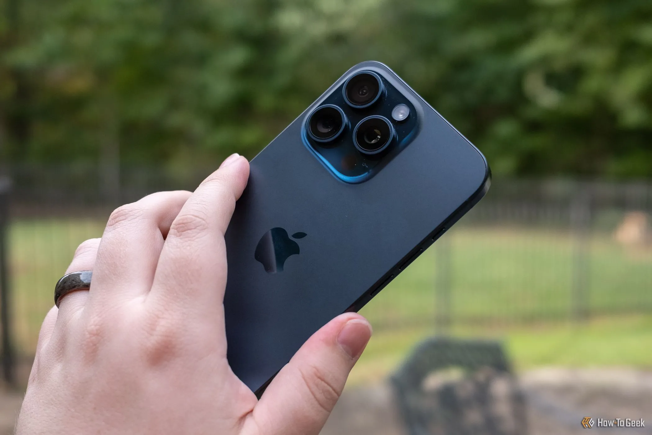 Cụm camera chính phía sau của Apple iPhone 15 Pro Max.