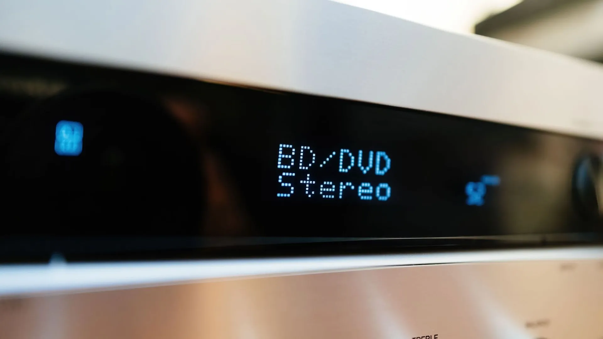 Đầu phát Blu-ray và các cổng kết nối, gợi ý về thiết bị phát media cần thiết để xem nội dung chất lượng cao từ Plex.
