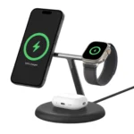 Đế sạc không dây Belkin BoostCharge Pro 3-in-1 Qi2 MagSafe màu trắng, đang sạc iPhone, Apple Watch và AirPods, với thiết kế gọn gàng và hiện đại