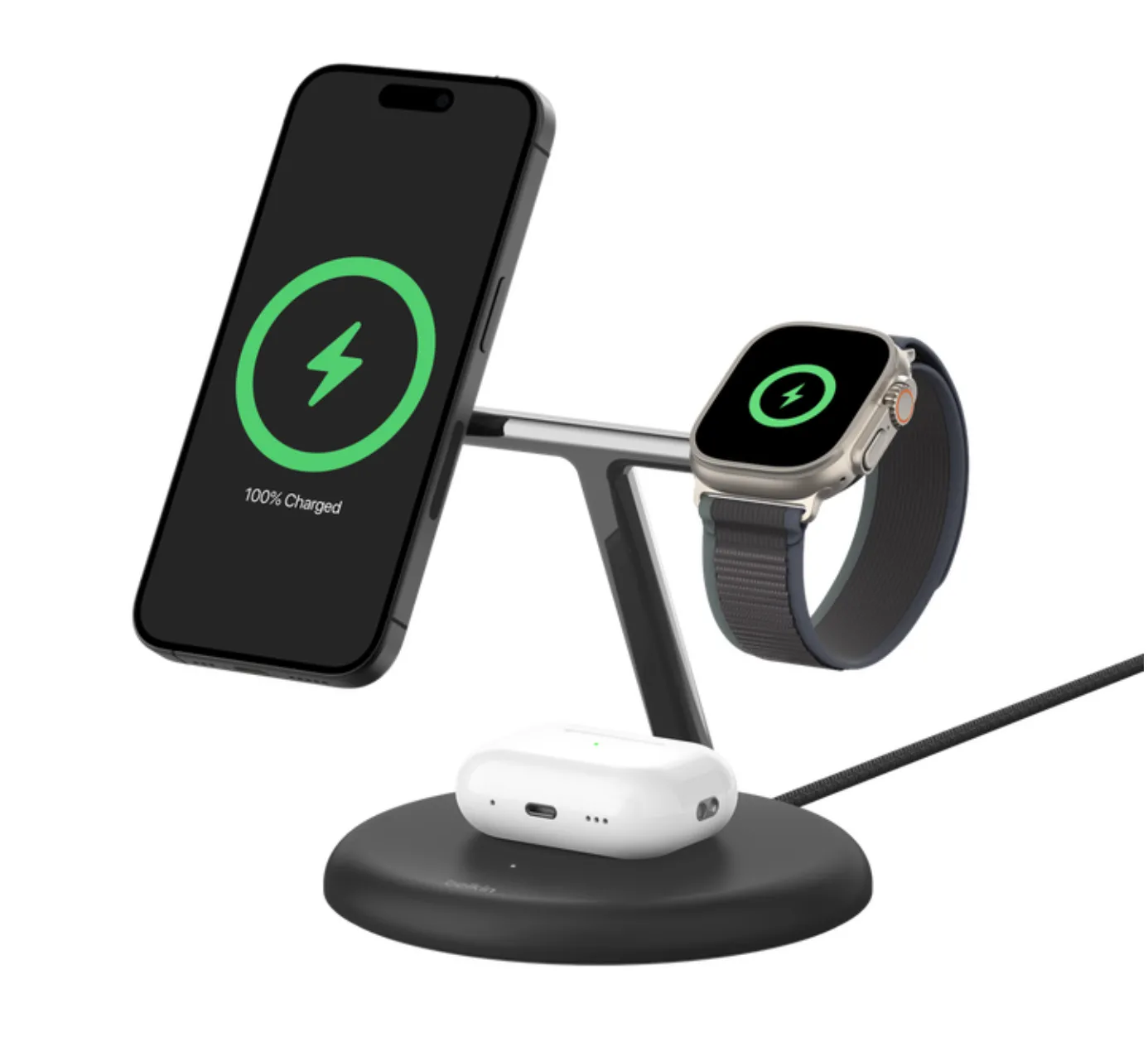 Đế sạc không dây Belkin BoostCharge Pro 3-in-1 Qi2 MagSafe màu trắng, đang sạc iPhone, Apple Watch và AirPods, với thiết kế gọn gàng và hiện đại