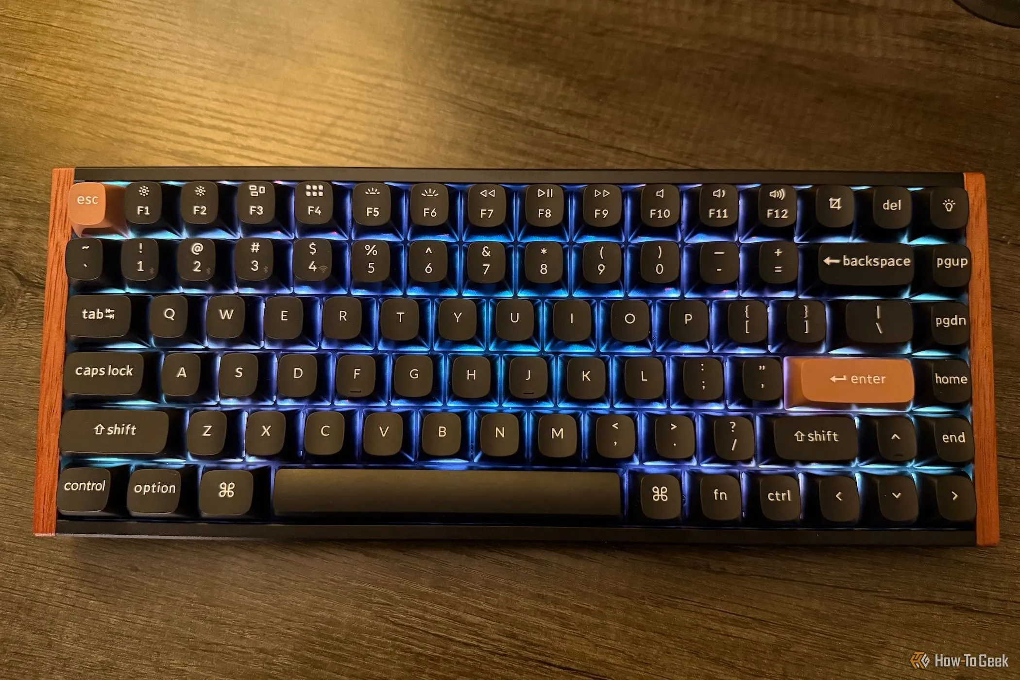 Đèn RGB xanh dương trên bàn phím Keychron K2 HE Special Edition màu đen.
