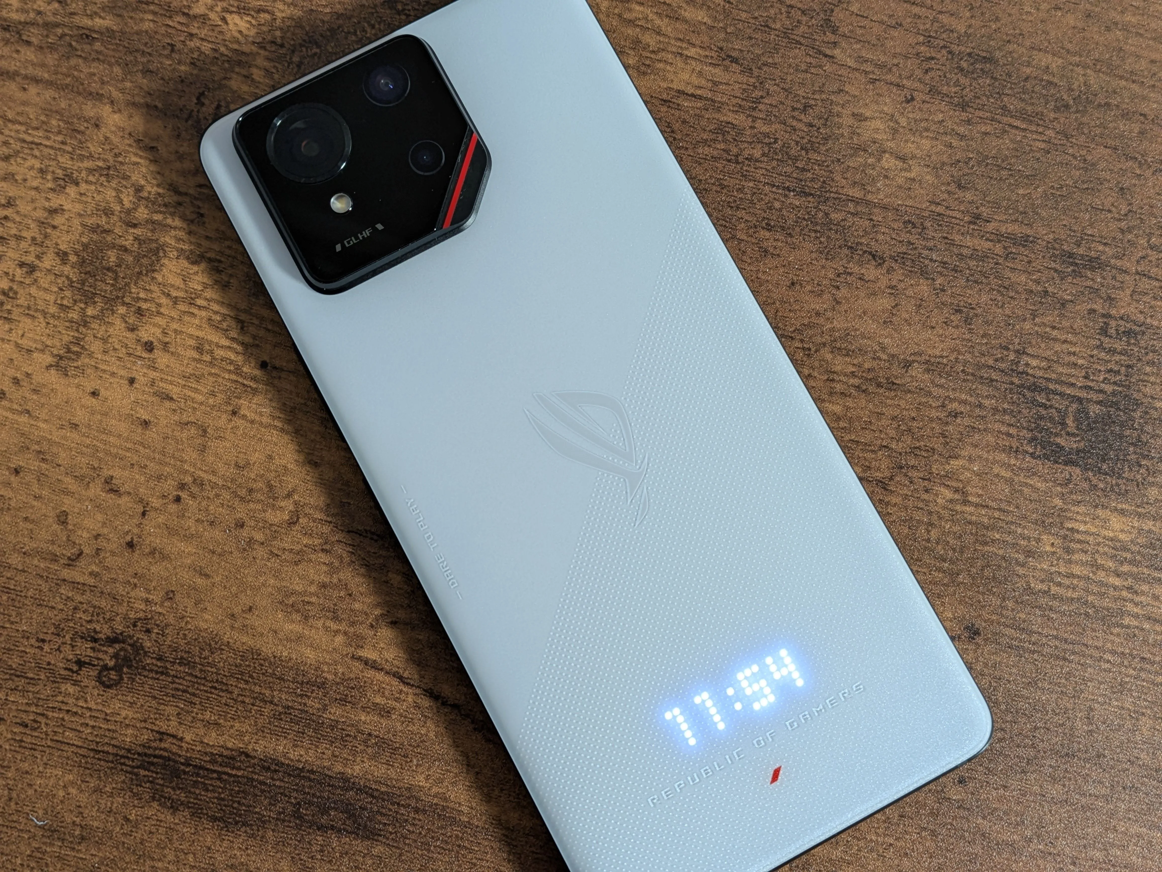 Điện thoại ASUS ROG 9 Phone hiển thị thời gian với AniMe Vision