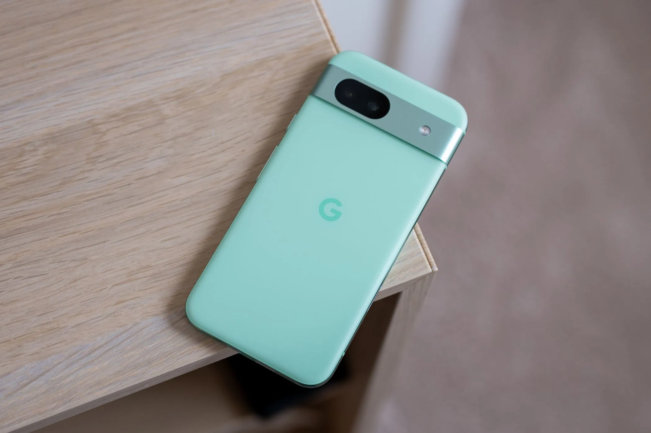Điện thoại Google Pixel 8a với cụm camera ngang độc đáo trên mặt bàn