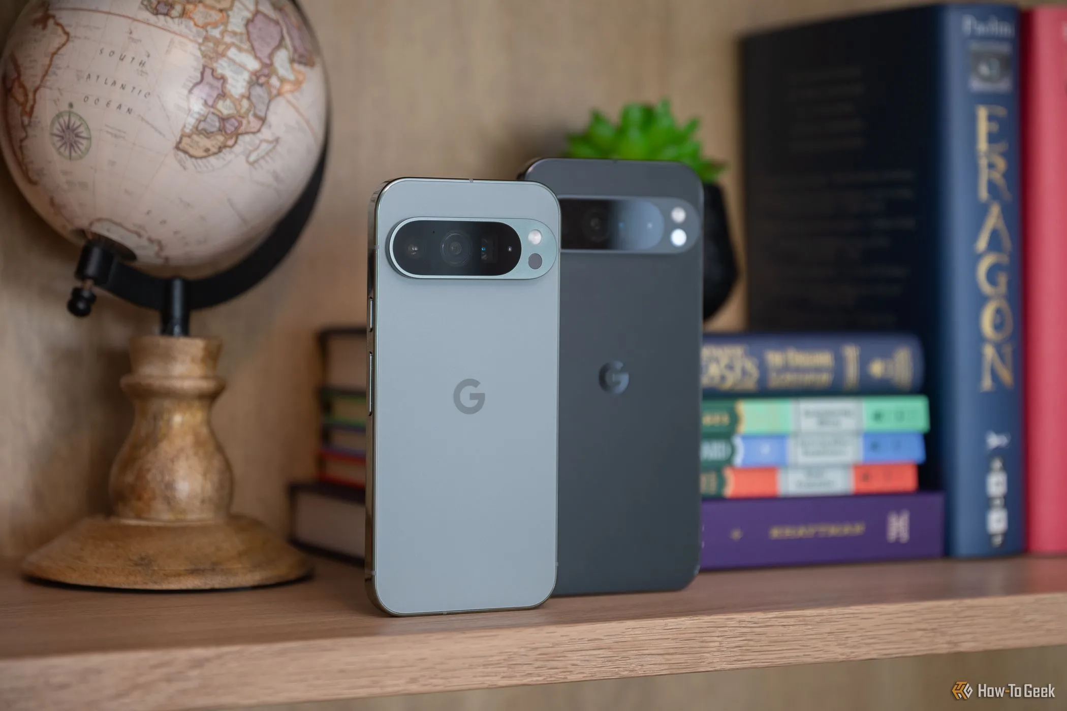 Điện thoại Google Pixel 9 Pro và 9 Pro XL đứng trên kệ