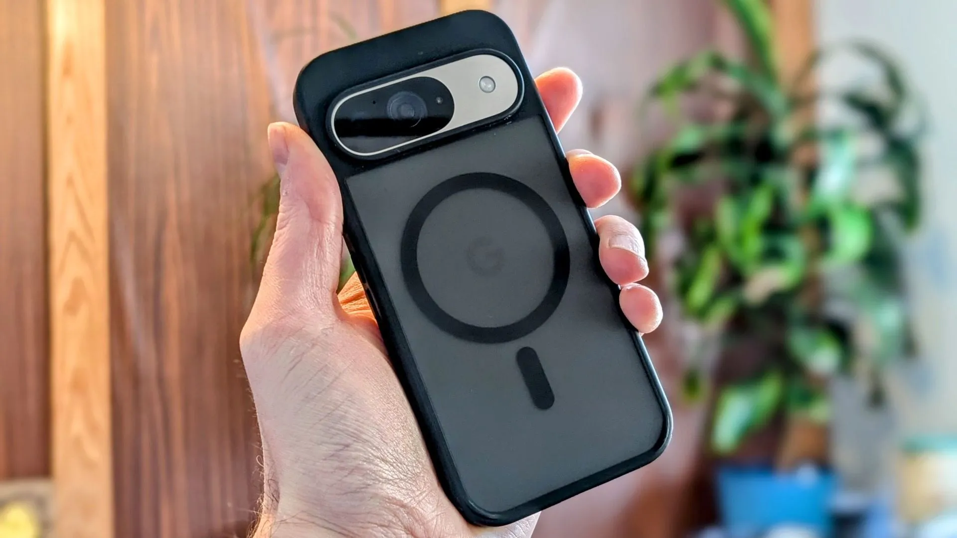 Điện thoại Google Pixel 9 sử dụng ốp lưng tương thích MagSafe