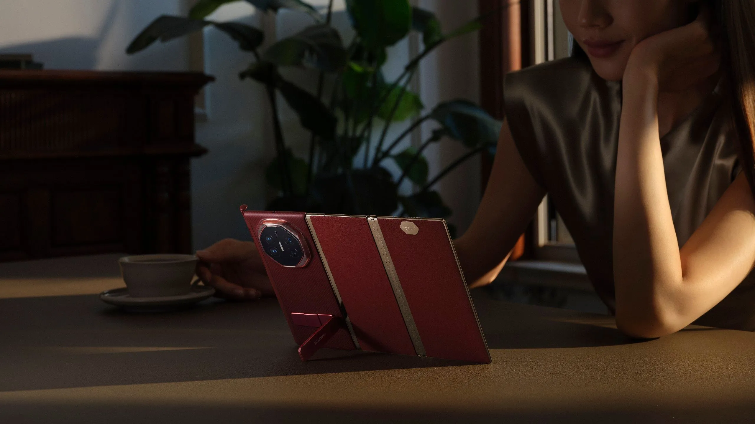 Điện thoại Huawei Mate XT đặt trên bàn, minh họa kích thước lớn.
