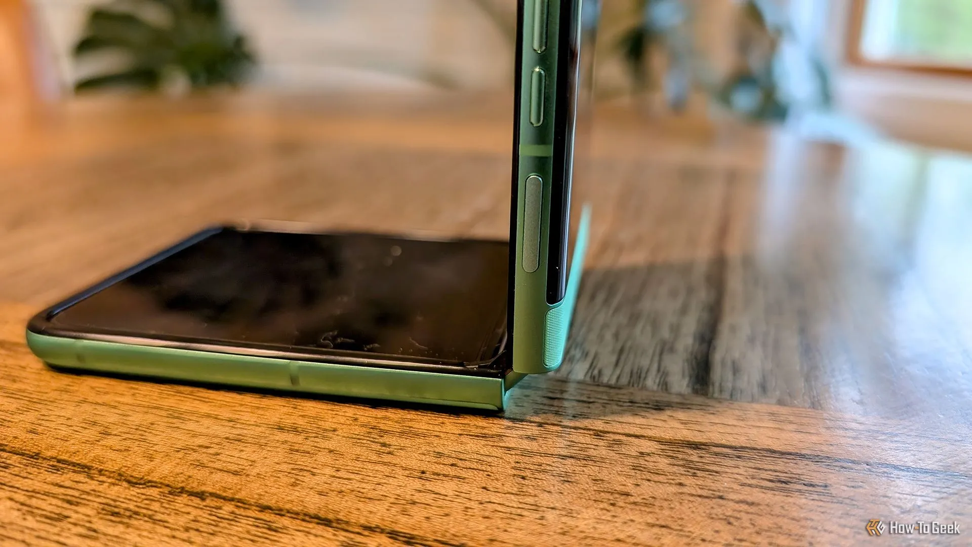 Điện thoại Motorola Razr 2025 mở ra ở nhiều góc độ, thể hiện tính năng gập linh hoạt