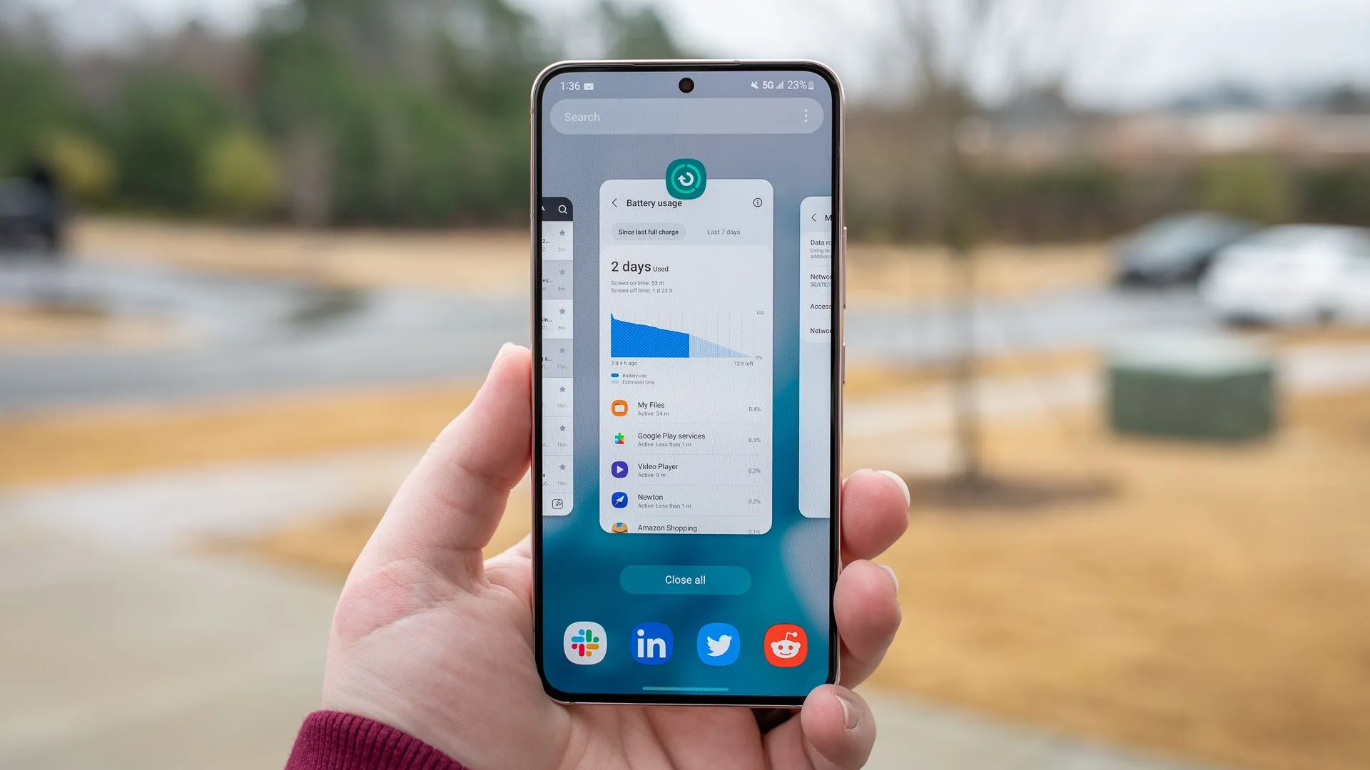 Điện thoại Samsung Galaxy S22, minh họa cho việc quản lý ứng dụng chạy nền và tối ưu hóa pin