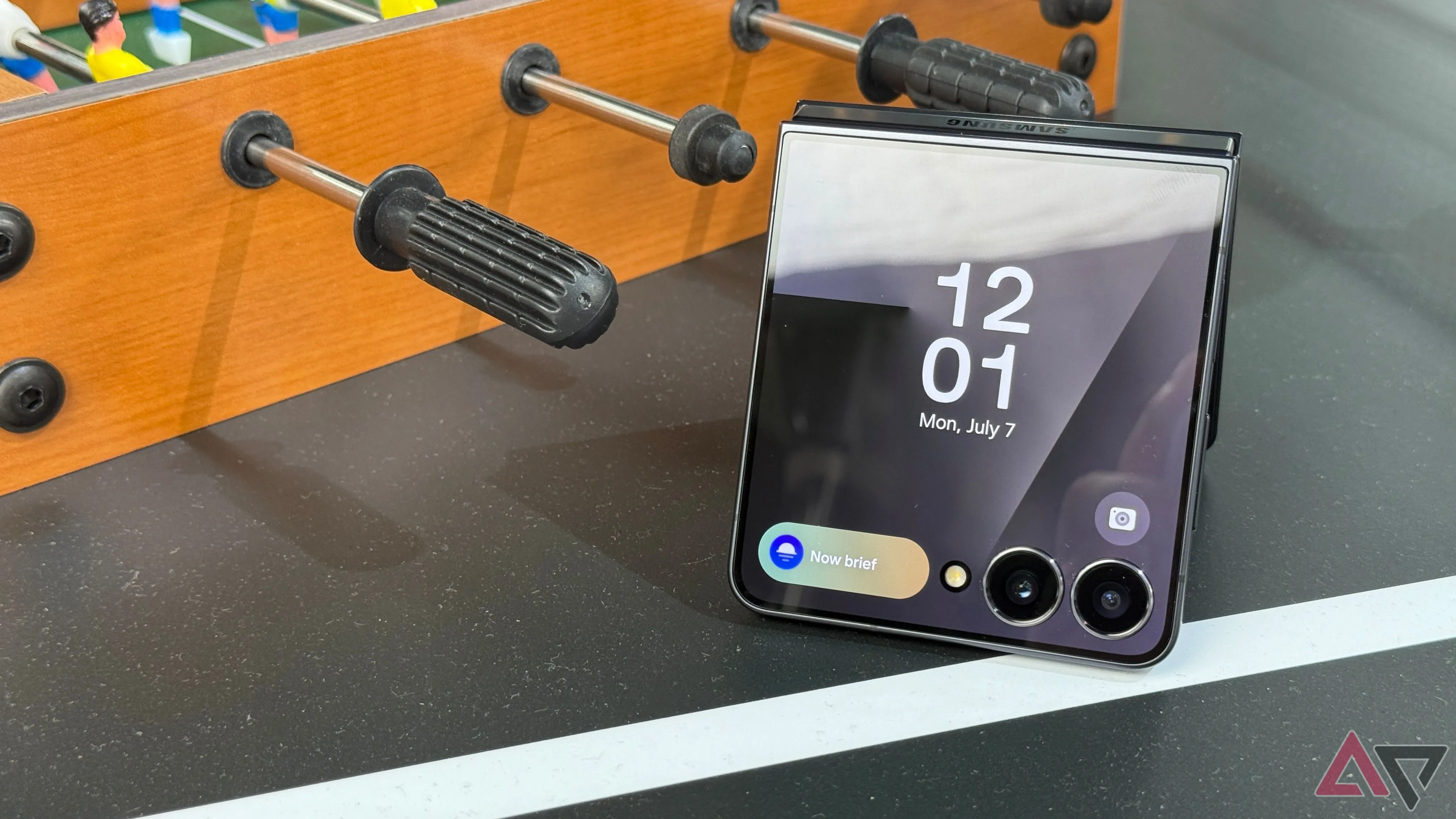 Điện thoại Samsung Galaxy Z Flip 7 gập hình lều hiển thị trò chơi trên màn hình ngoài lớn