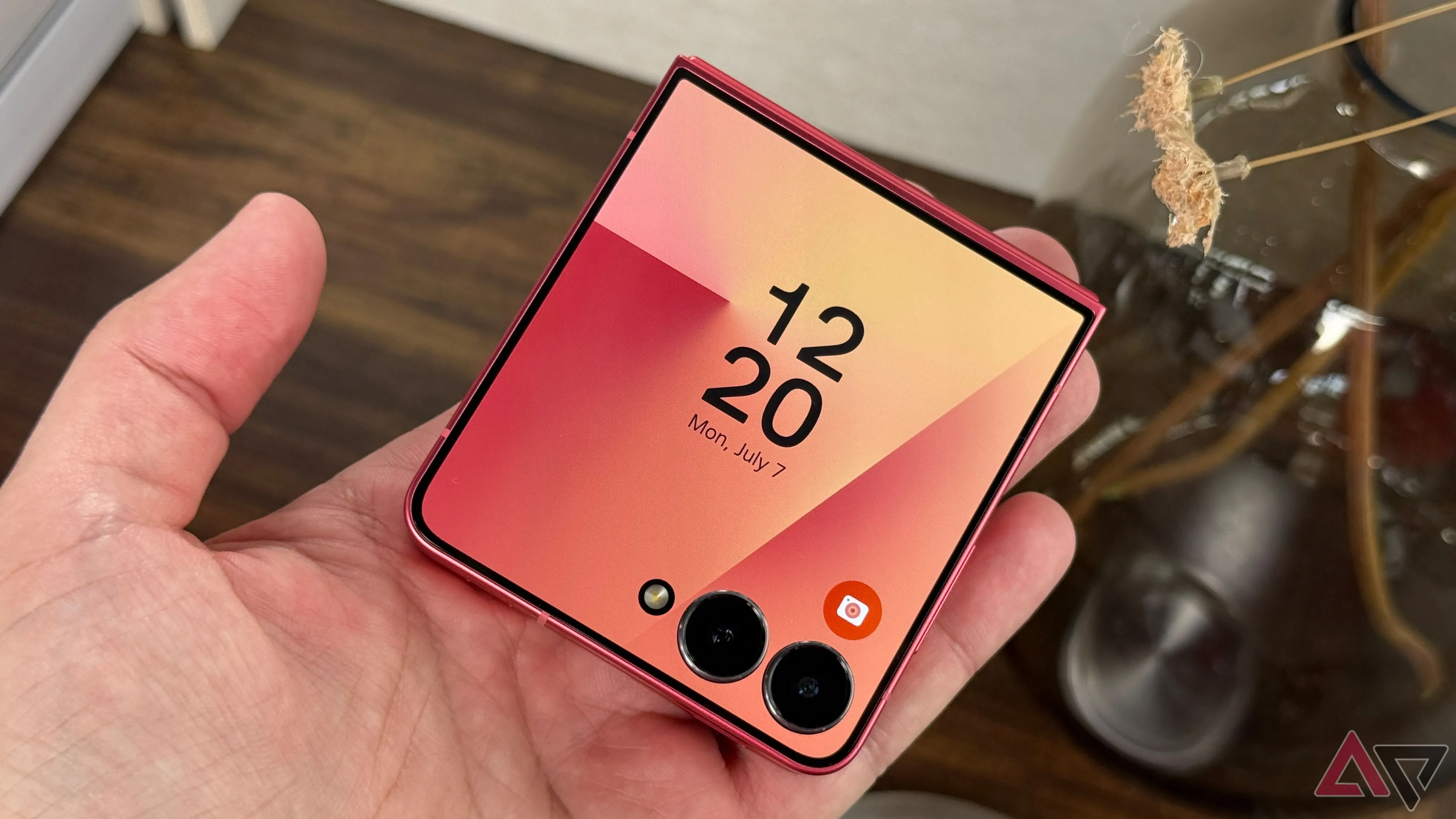 Điện thoại Samsung Galaxy Z Flip 7 màu đỏ được gập hình lều, nằm trong lòng bàn tay
