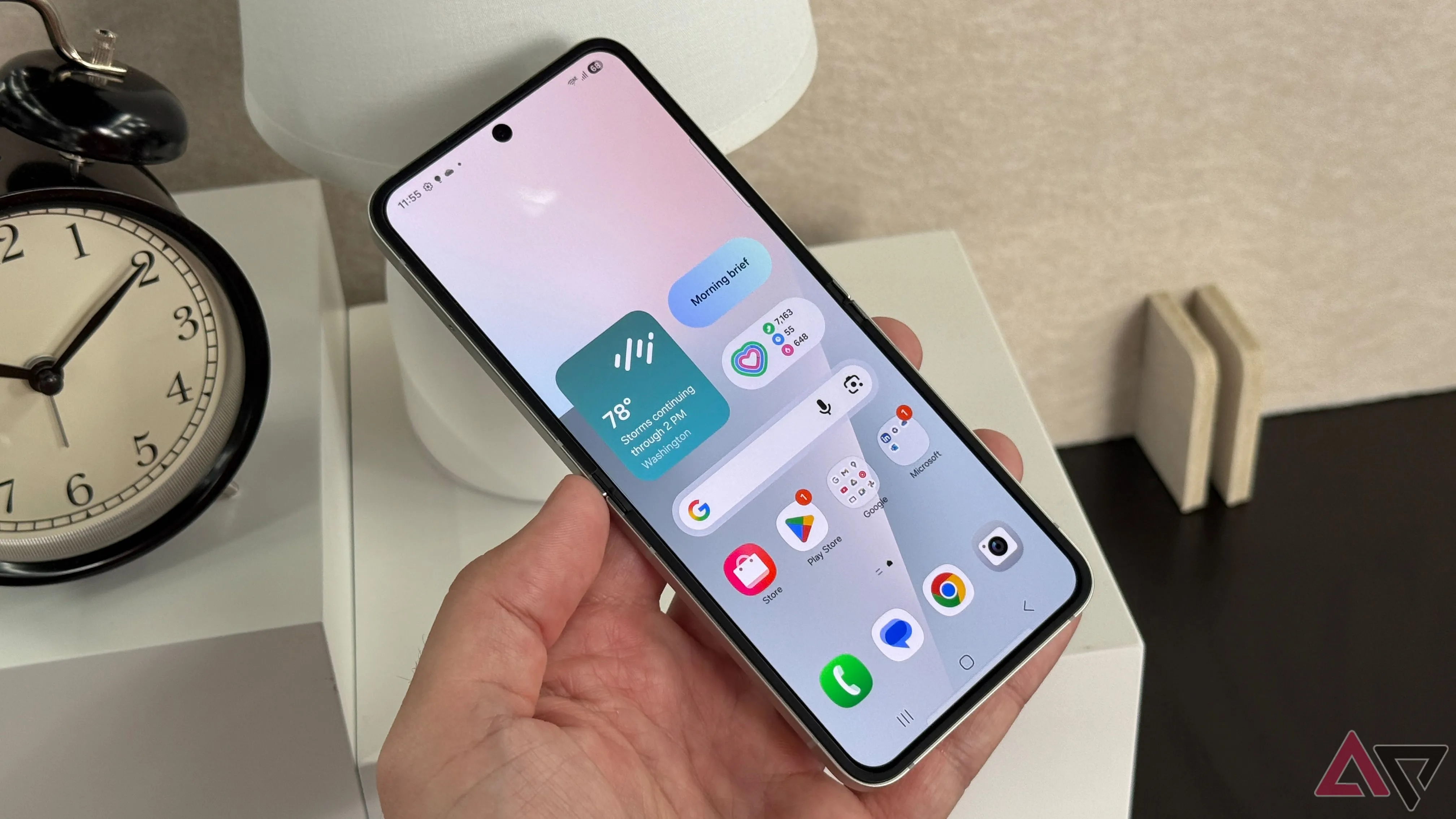 Điện thoại Samsung Galaxy Z Flip 7 mở ra hiển thị màn hình chính và giao diện One UI
