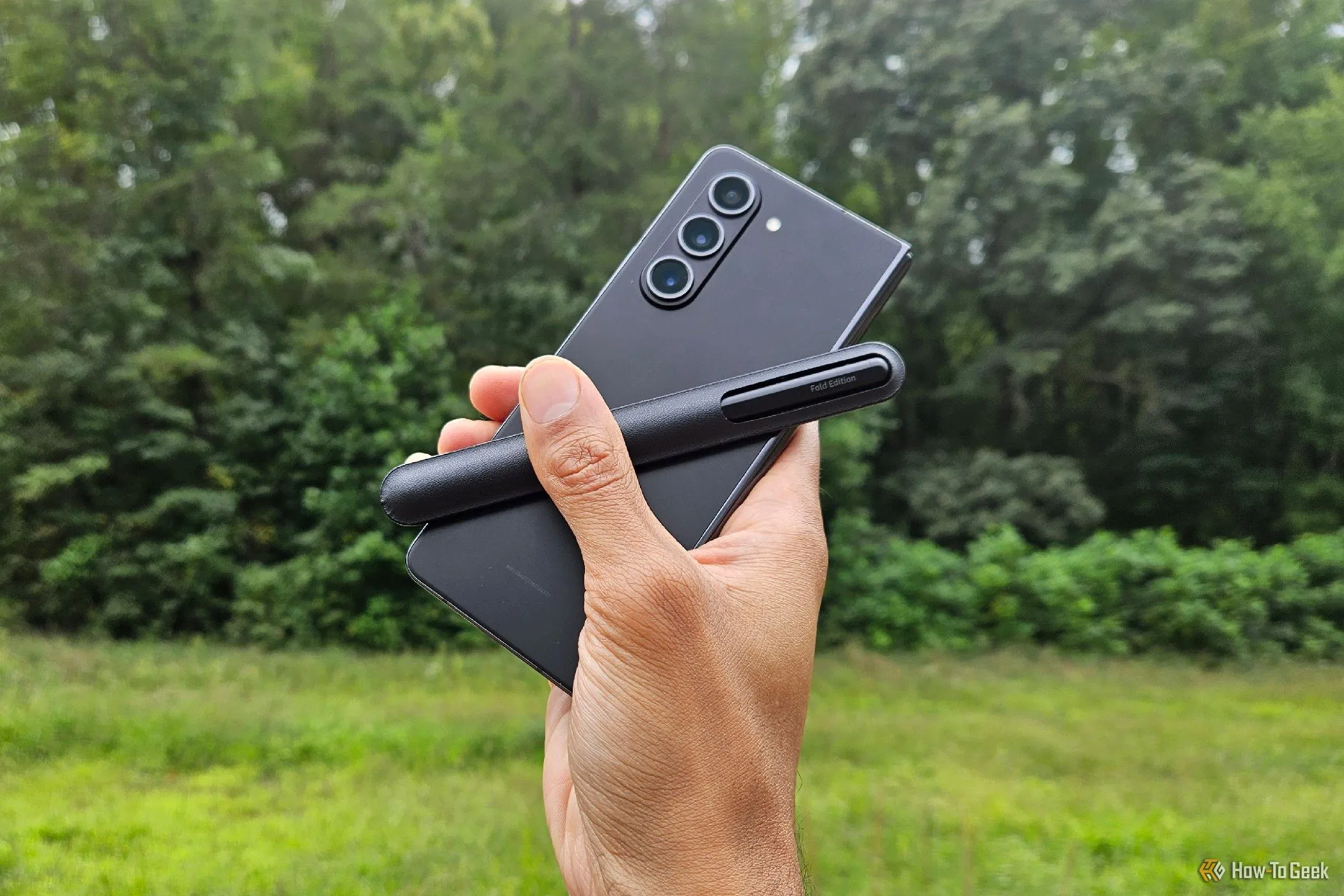 Điện thoại Samsung Galaxy Z Fold 5 cùng bút S Pen Fold Edition, minh họa sự kết hợp hoàn hảo cho công việc và sáng tạo di động.