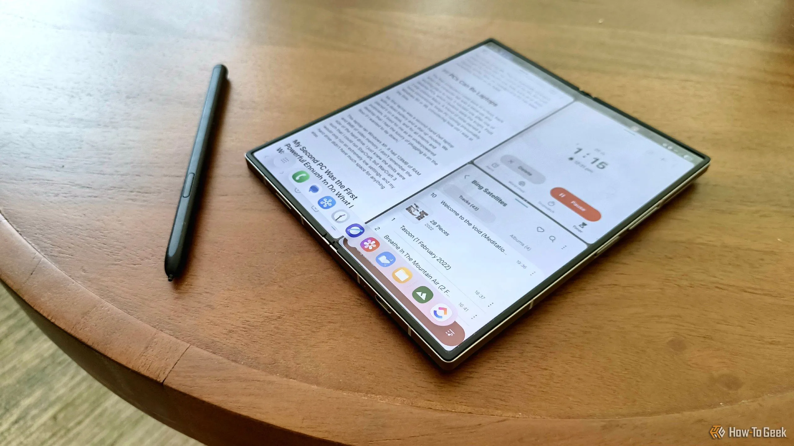 Điện thoại Samsung Galaxy Z Fold 6 cùng bút S Pen đặt trên bàn cà phê.
