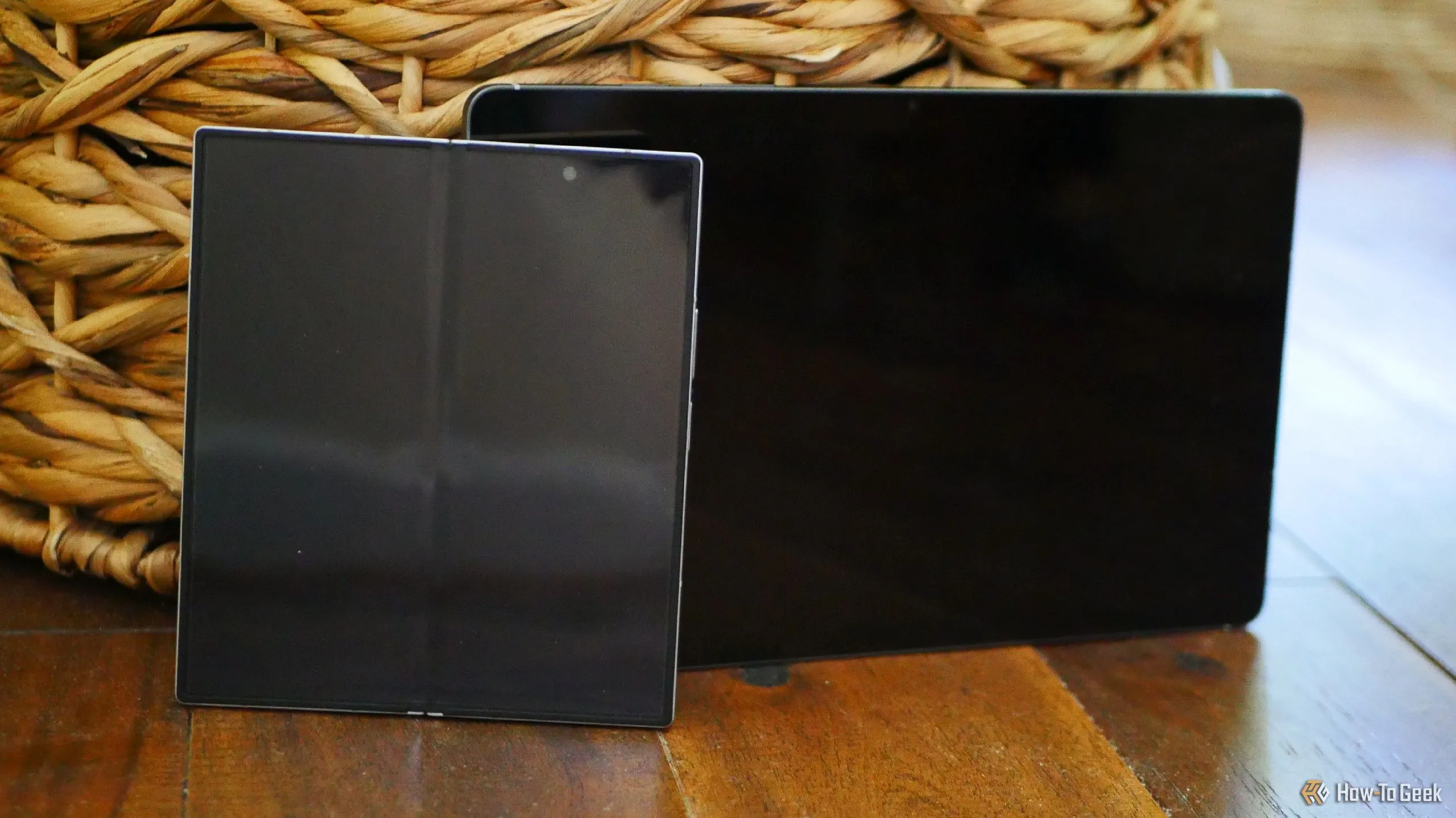 Điện thoại Samsung Galaxy Z Fold 6 đang gập lại, đặt trước máy tính bảng Galaxy Tab S10 FE