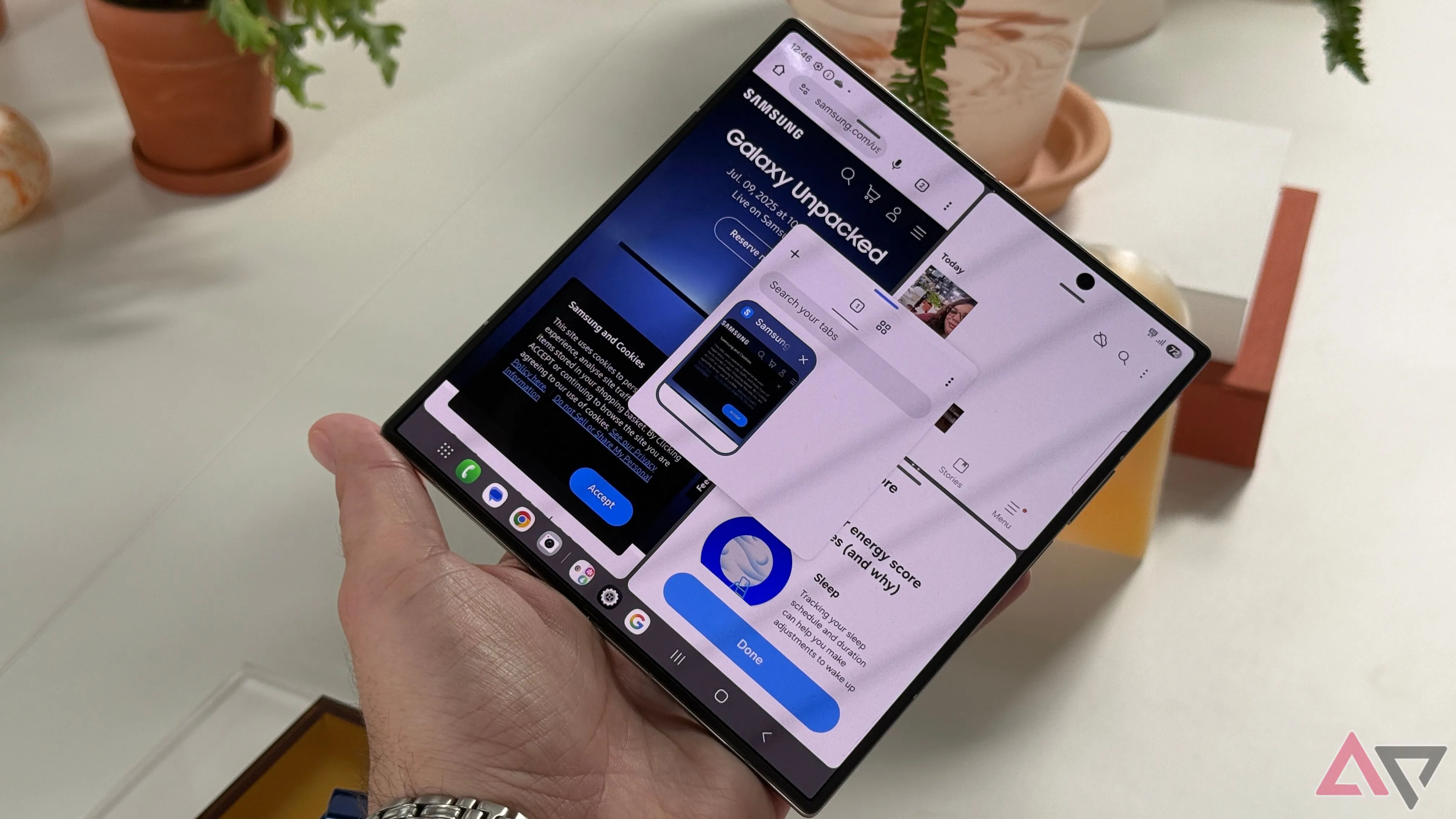 Điện thoại Samsung Galaxy Z Fold 7 trong tay đang hiển thị nhiều ứng dụng trên màn hình lớn khi mở gập.