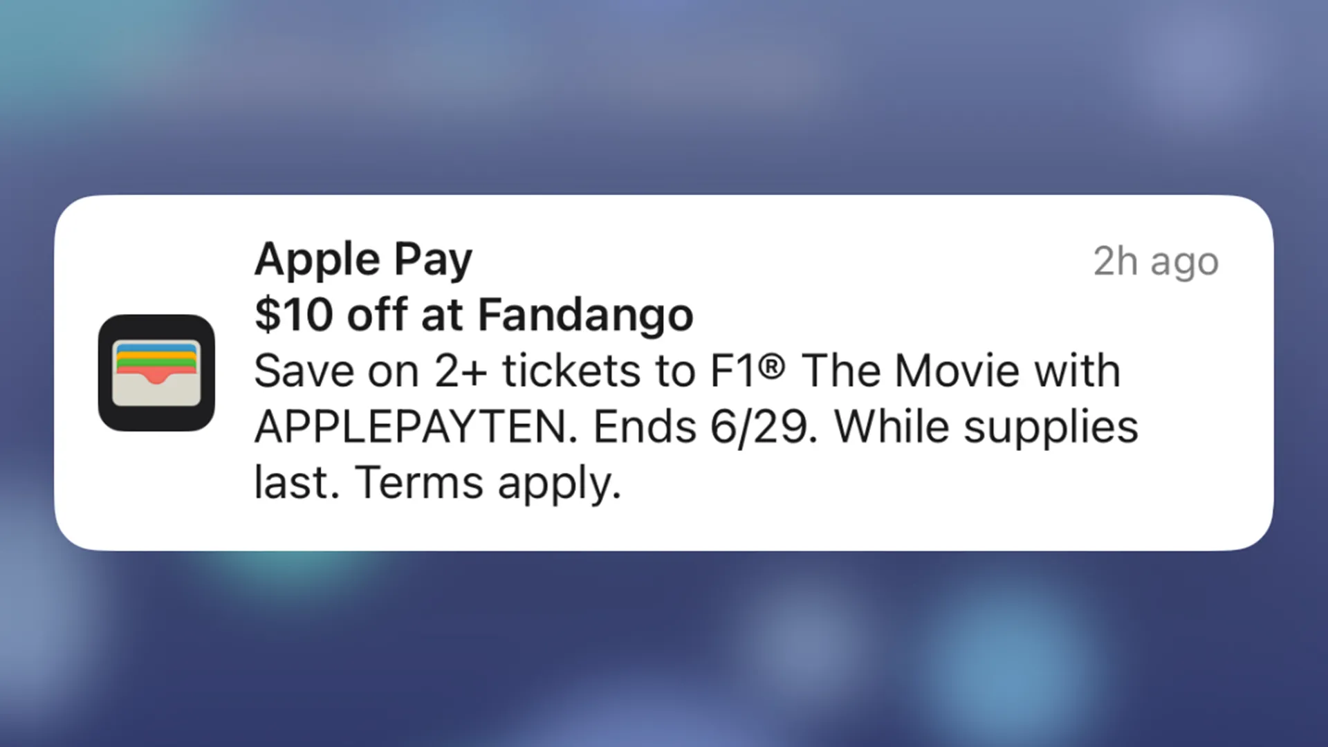 Điện thoại và thẻ Apple Pay với thông báo từ ứng dụng Ví