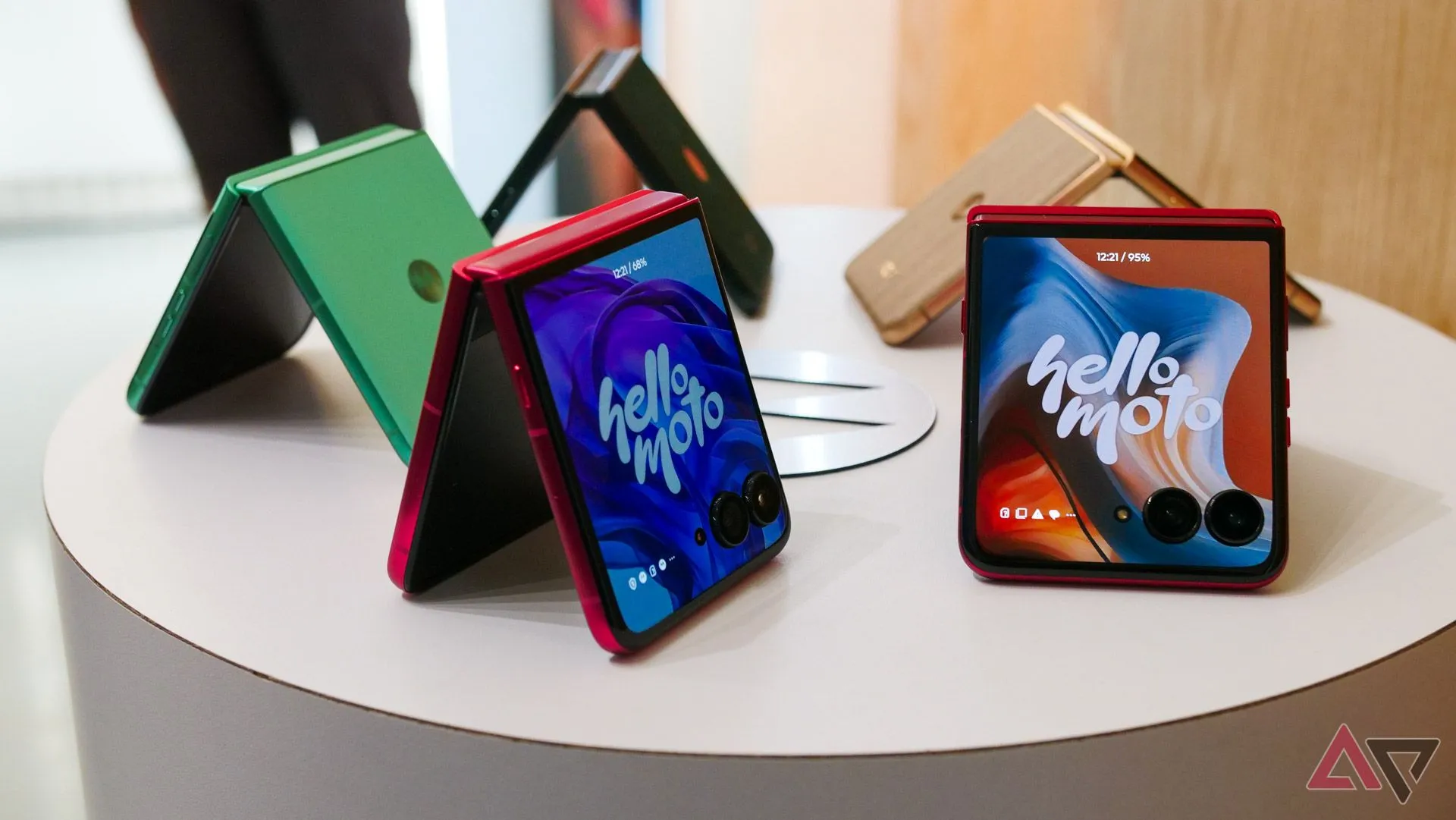 Dòng điện thoại gập Motorola Razr 2025 với nhiều màu sắc khác nhau
