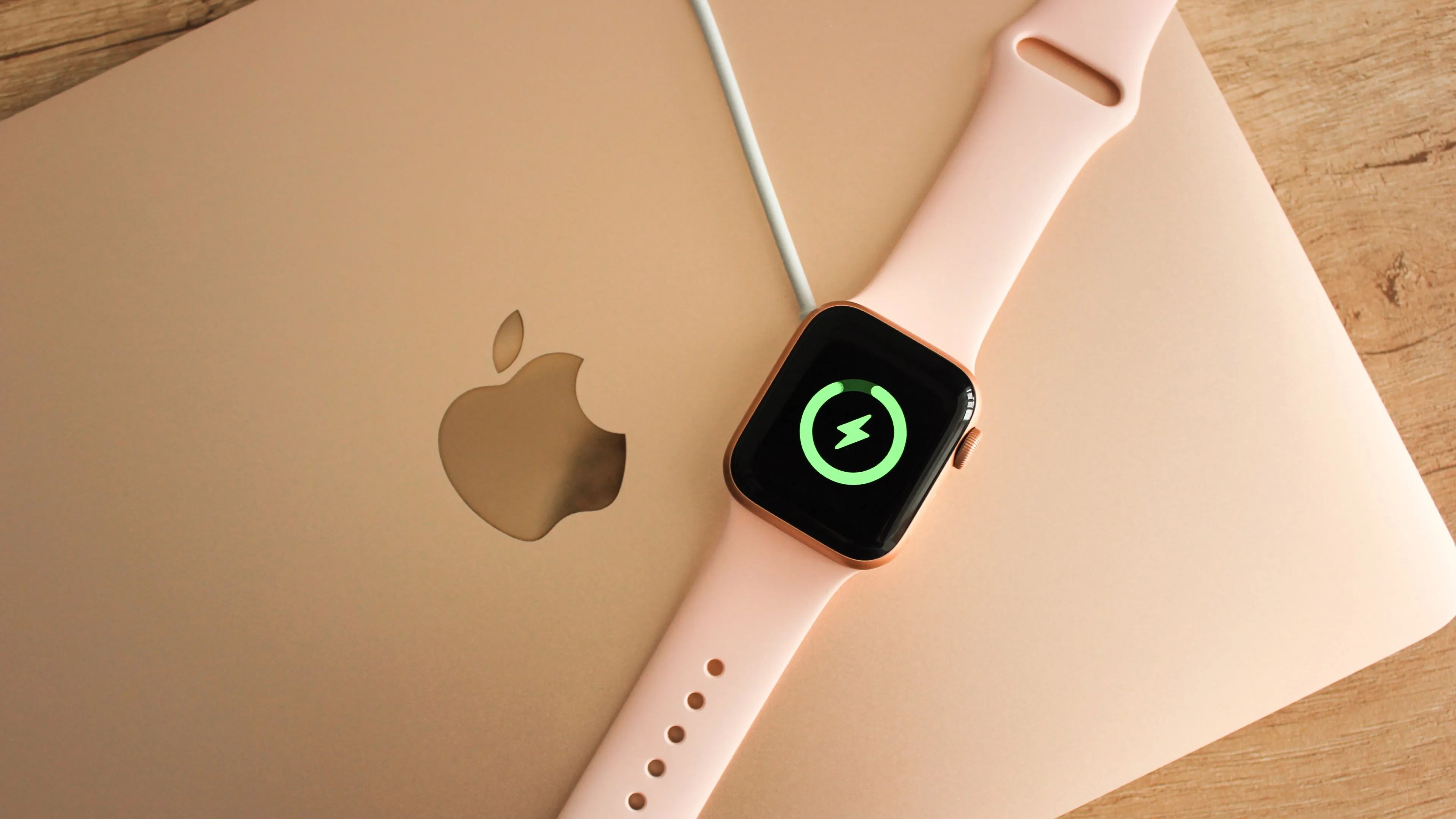 Đồng hồ Apple Watch đặt trên MacBook Air, minh họa tính năng Auto Unlock giúp mở khóa Mac nhanh chóng và tiện lợi.