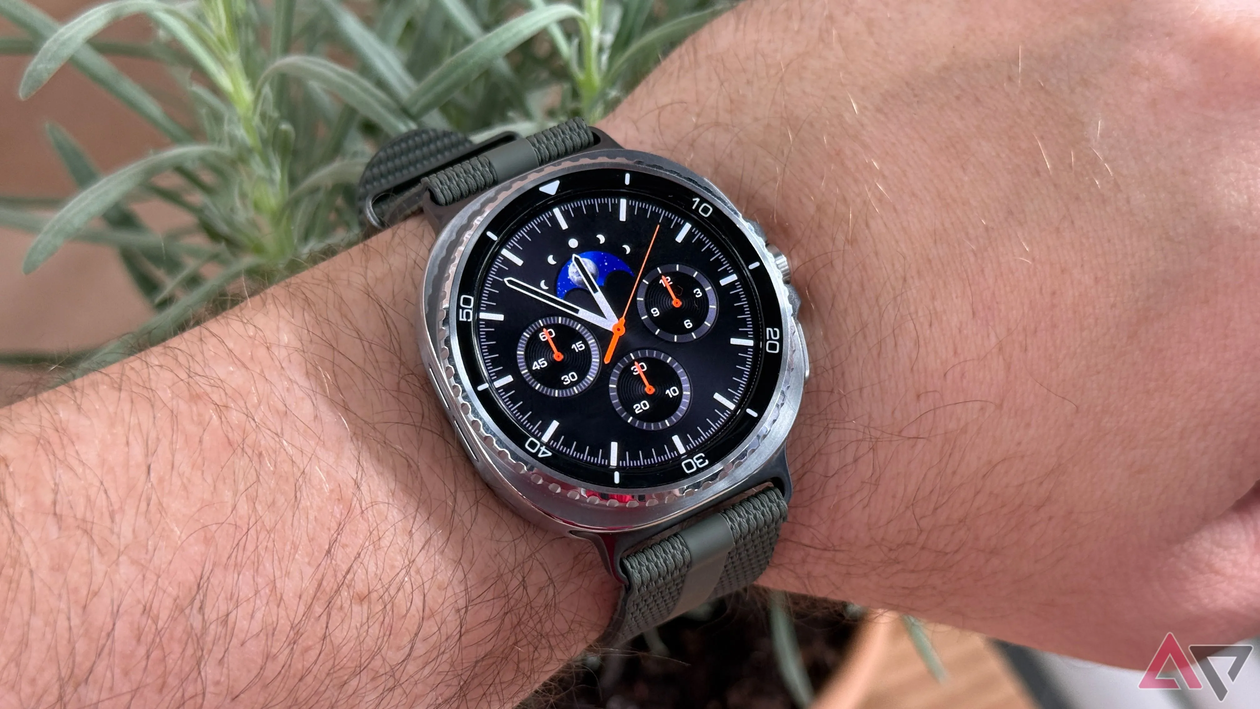 Đồng hồ Samsung Galaxy Watch 8 Classic trên cổ tay, nổi bật với kích thước 46mm mạnh mẽ và mặt đồng hồ hiển thị giờ.