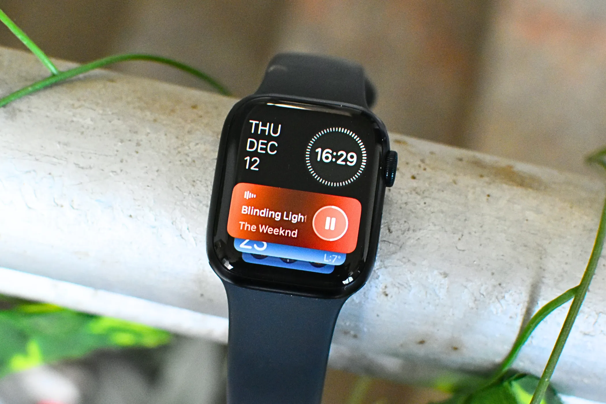 Đồng hồ thông minh Apple Watch hiển thị Live Activities trên màn hình