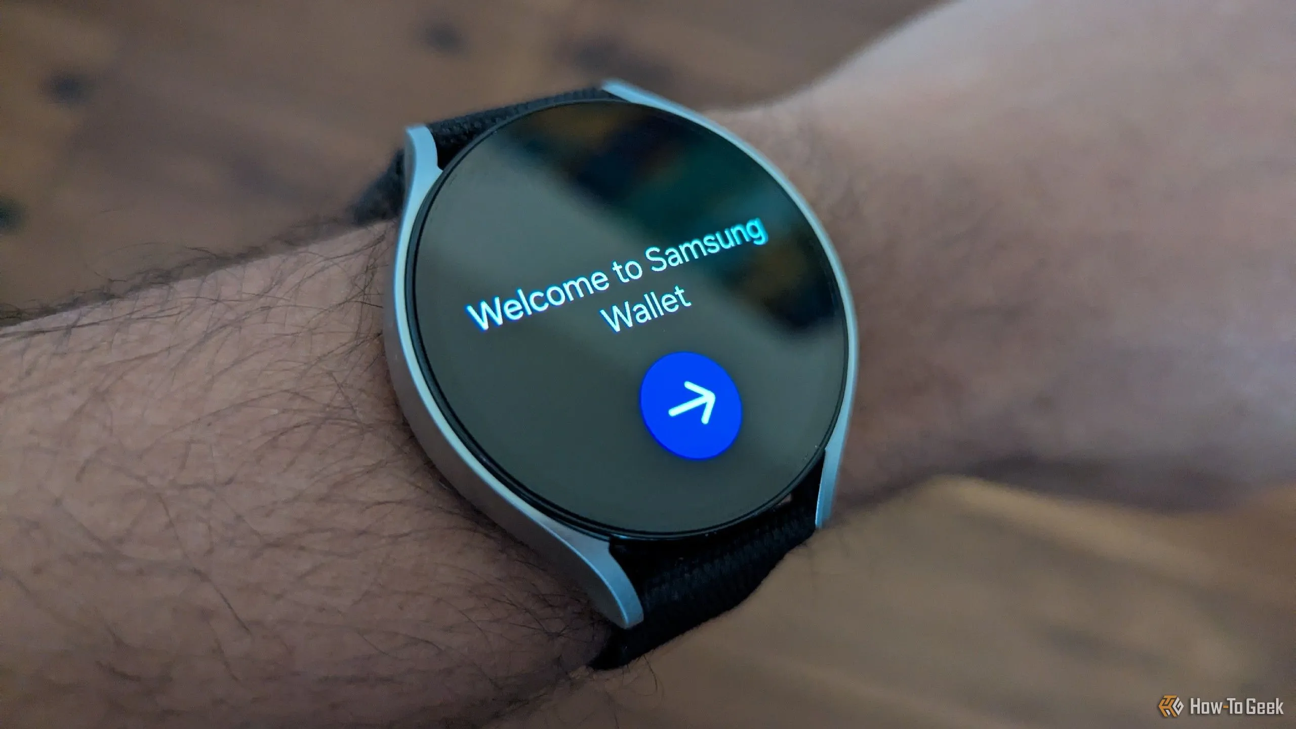 Đồng hồ thông minh Galaxy Watch 6 hiển thị giao diện thanh toán Samsung Wallet.