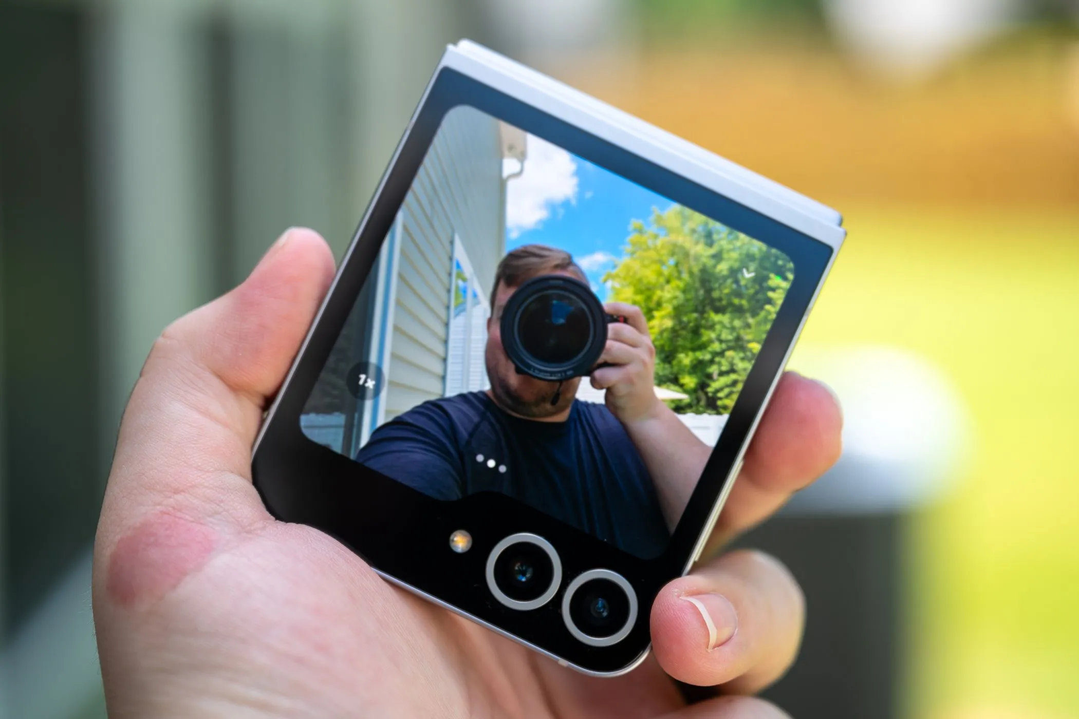 Galaxy Z Flip 6 gập lại khi đang sử dụng camera.