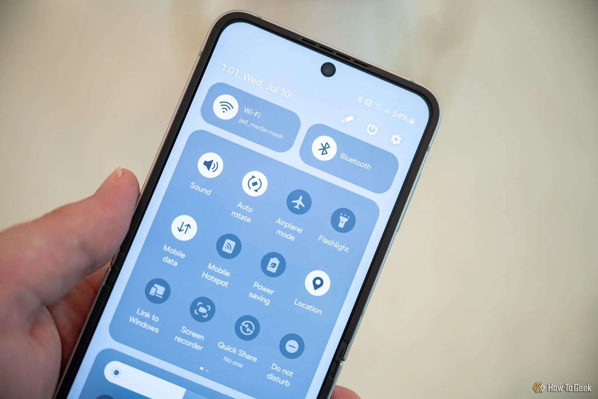 Galaxy Z Flip 6 mở hoàn toàn, hiển thị thanh thông báo