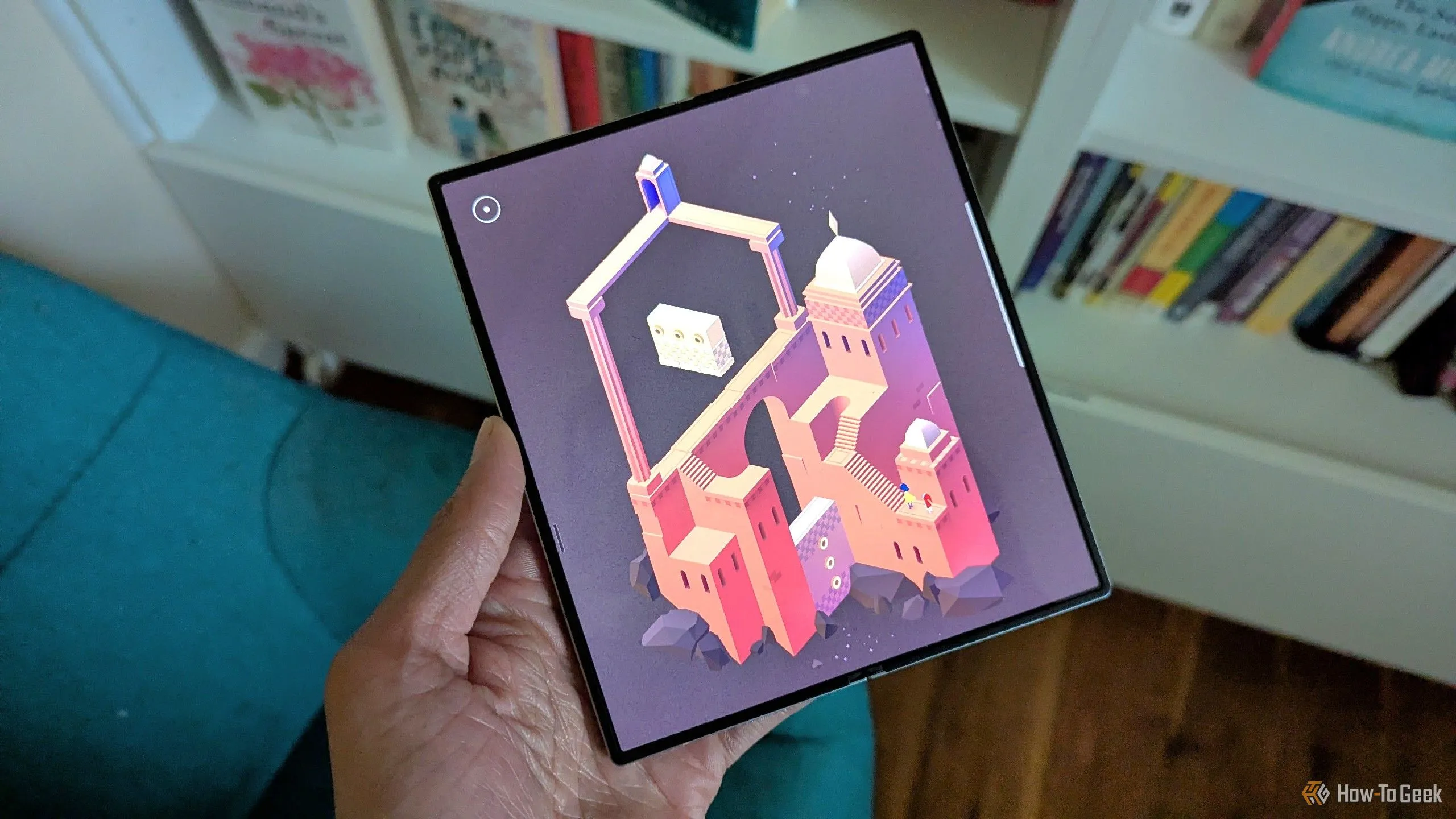 Game giải đố Monument Valley 2 trên điện thoại Galaxy Z Fold 6, thể hiện xu hướng game di động ngắn và chất lượng.