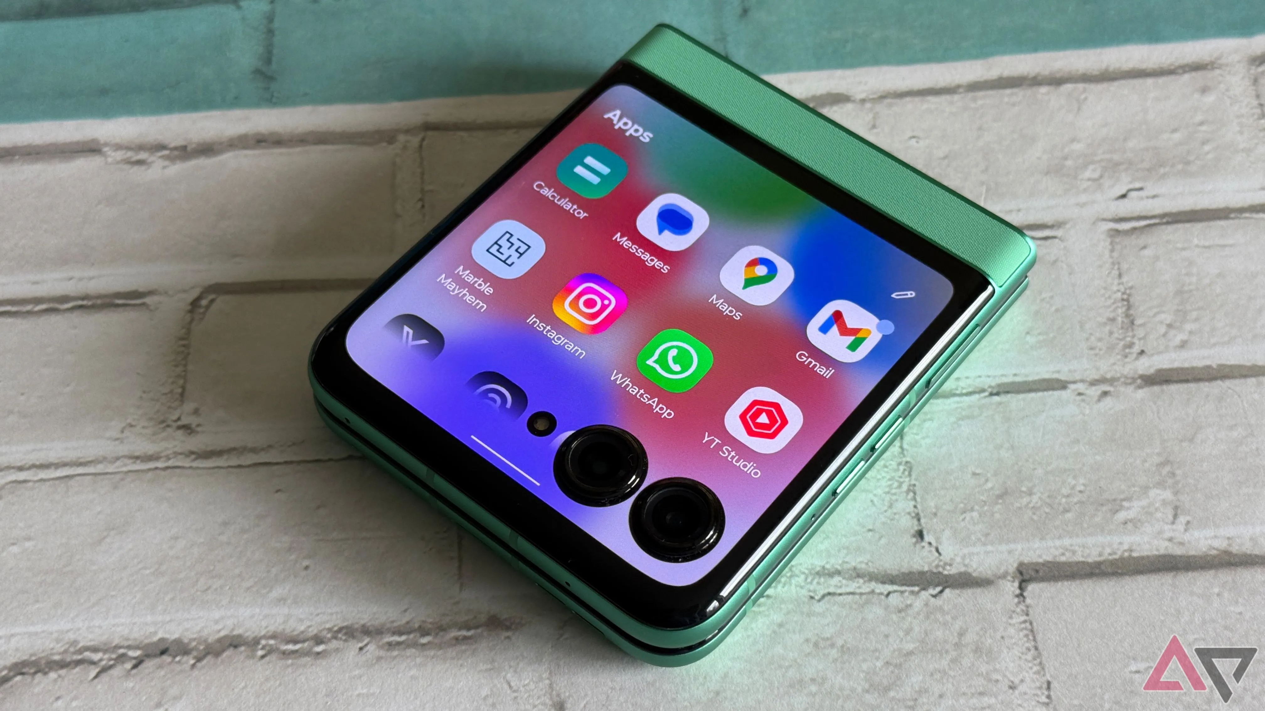 Giao diện các ứng dụng trên màn hình phụ của Motorola Razr 2025