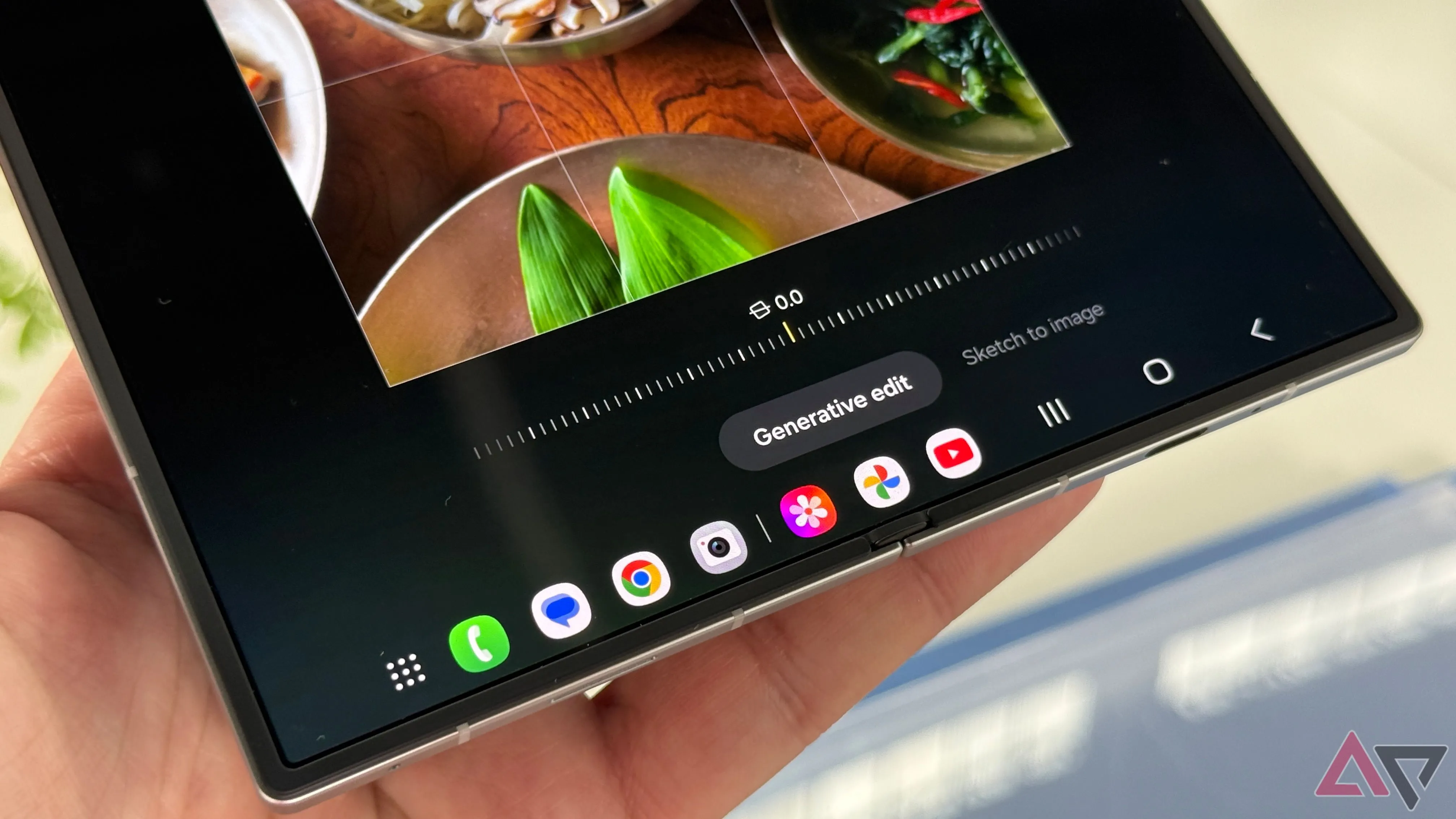 Giao diện chỉnh sửa ảnh chi tiết trên màn hình lớn của Samsung Galaxy Z Fold 7.