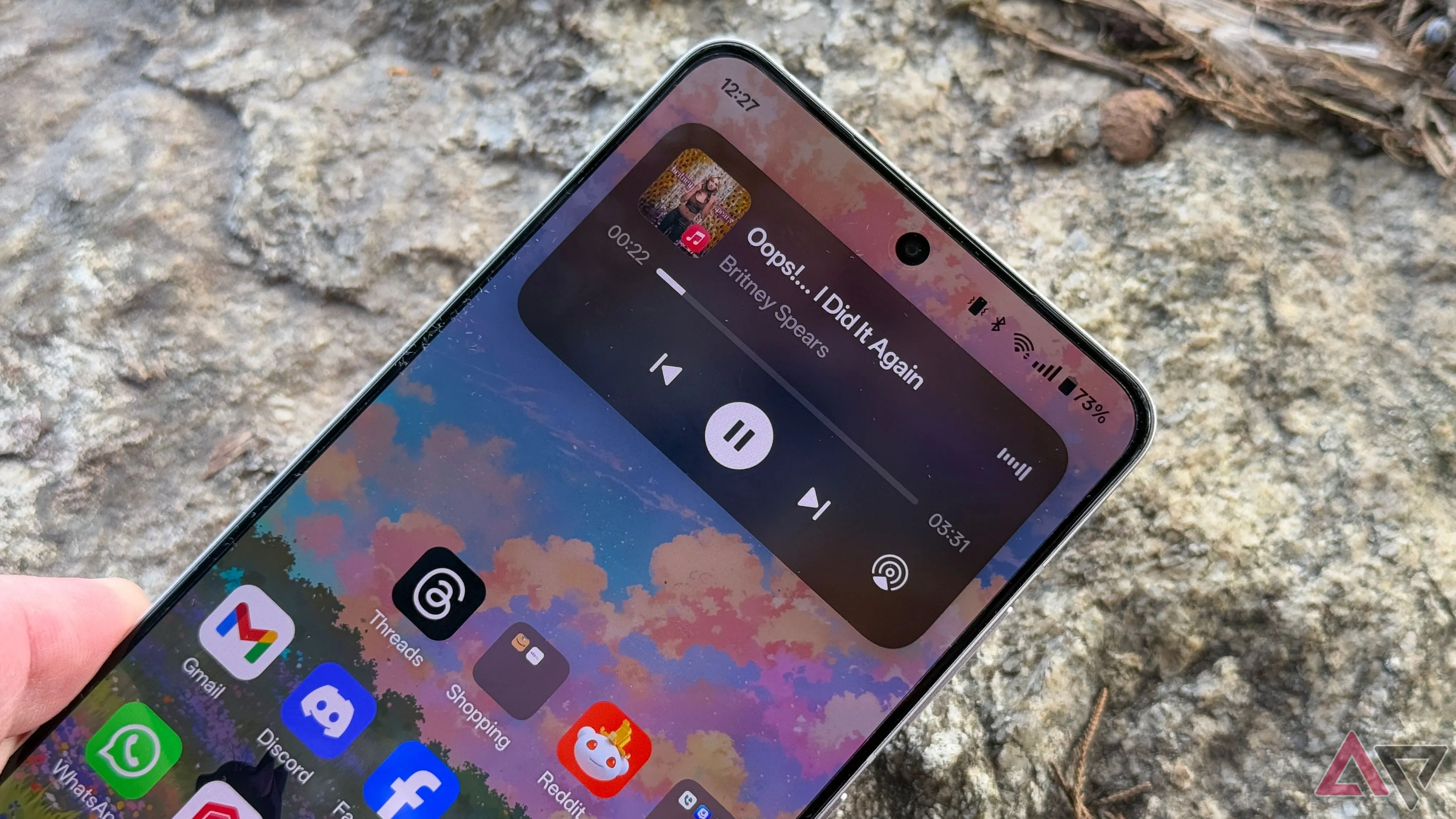 Giao diện Fluid Cloud của OxygenOS 15.0 đang chạy trên màn hình AMOLED rực rỡ của OnePlus 13R, thể hiện độ mượt mà
