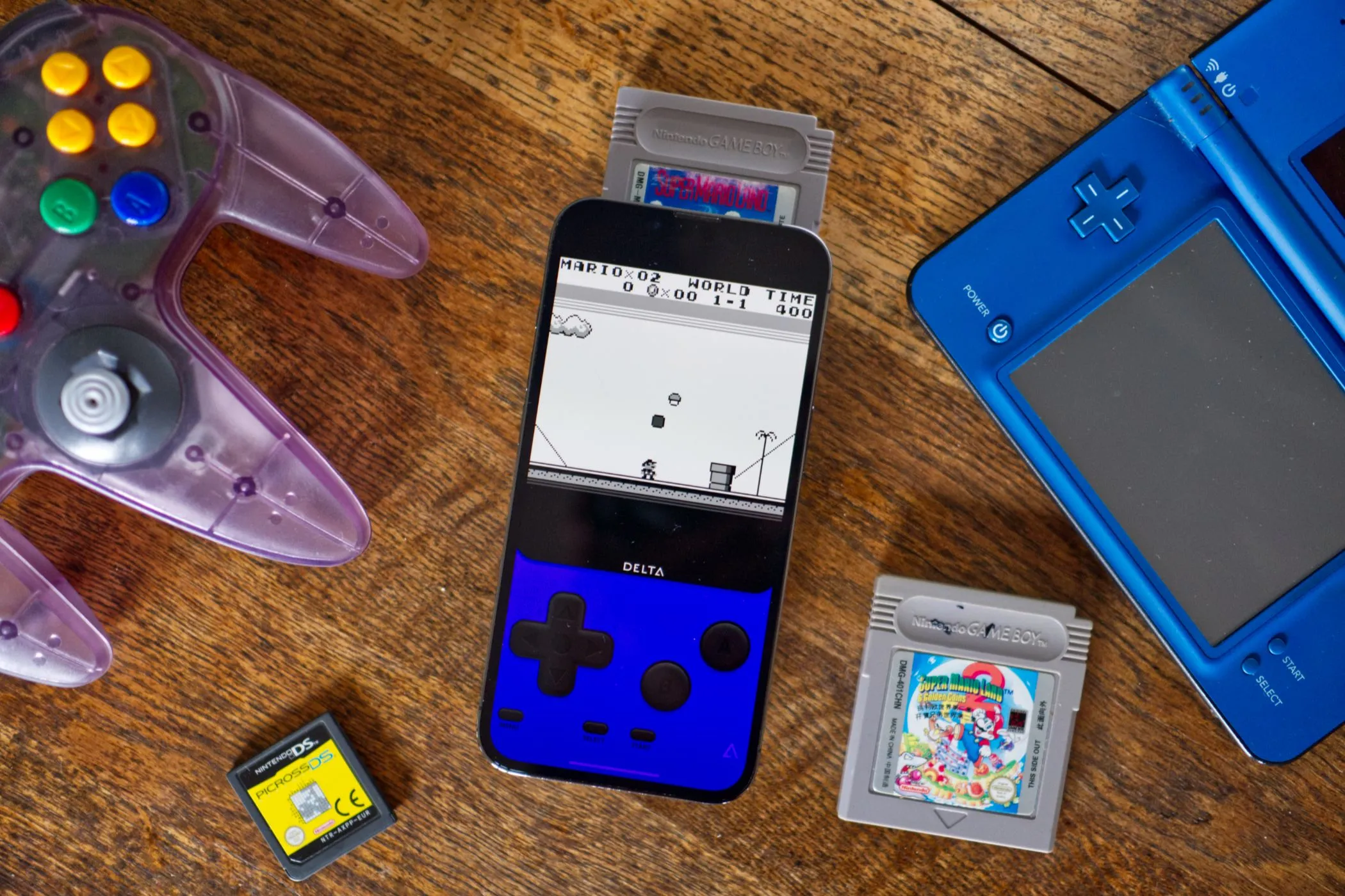 Giao diện giả lập Delta trên iPhone cùng tay cầm Nintendo 64, máy Nintendo DSi và các băng game cổ điển.