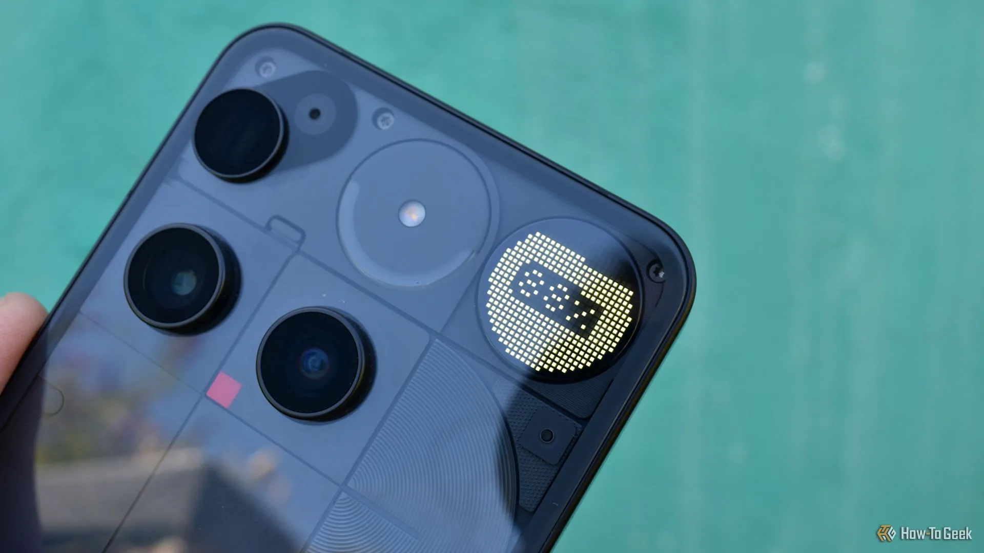 Giao diện Glyph Matrix mới của Nothing Phone 3 hiển thị thông báo và phần trăm pin một cách trực quan