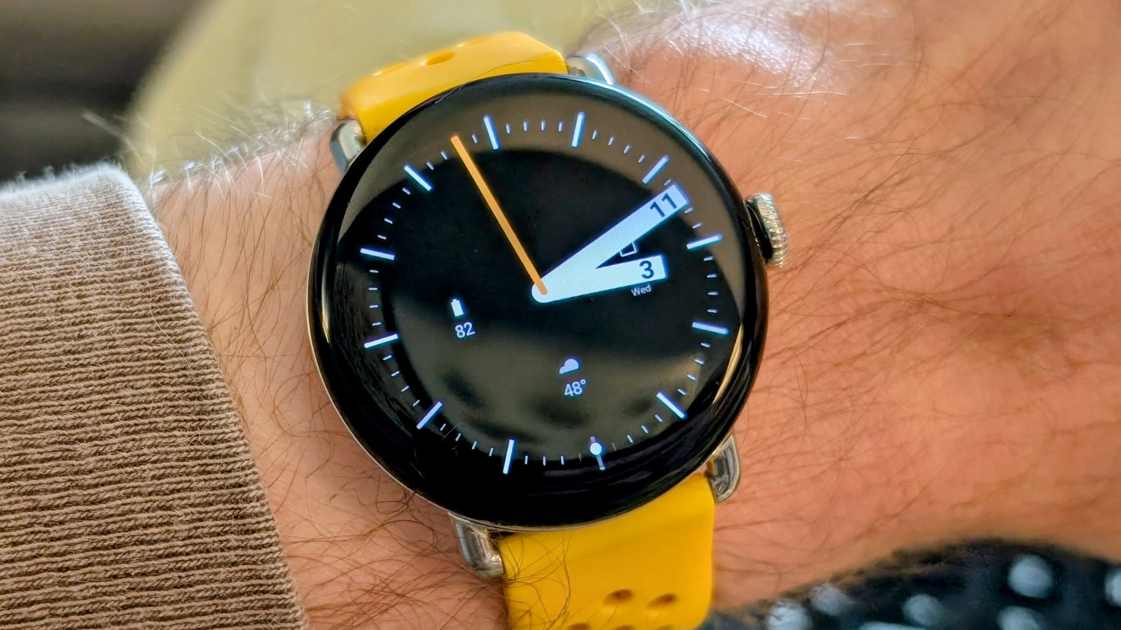 Giao diện mặt đồng hồ Digalog hiển thị trên màn hình Google Pixel Watch 3, thể hiện sự kết hợp giữa thiết kế analog và hiển thị số kỹ thuật số
