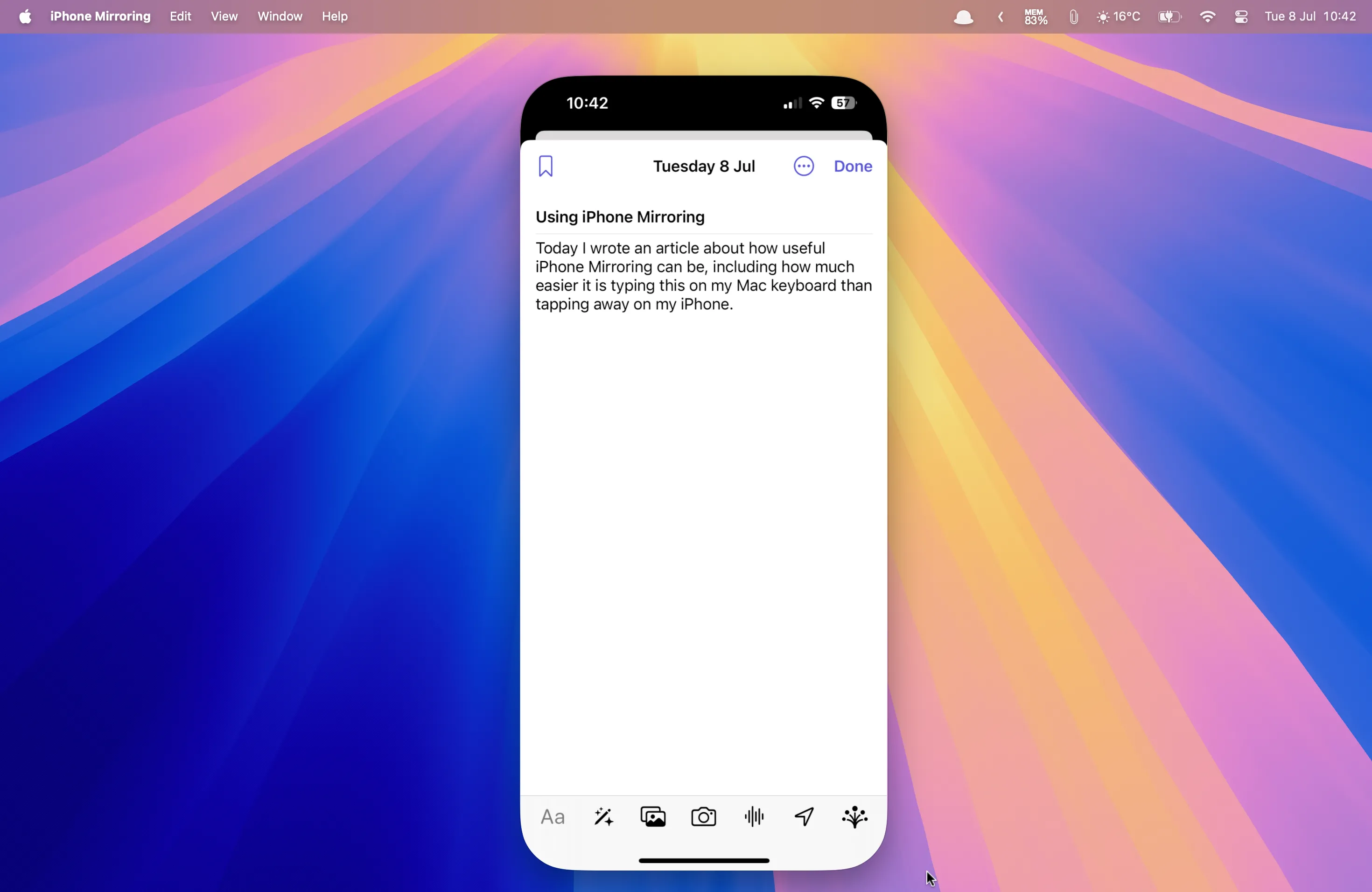 Giao diện ứng dụng Journal trên iPhone đang chạy trong chế độ iPhone Mirroring trên máy Mac, cho phép nhập liệu bằng bàn phím vật lý.