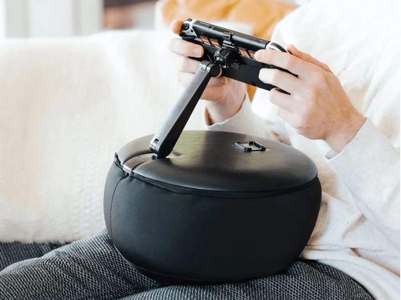 Gối gaming Mechanism màu xám trắng, được thiết kế để hỗ trợ các thiết bị chơi game cầm tay như Steam Deck, giúp game thủ giảm mỏi tay khi nằm.