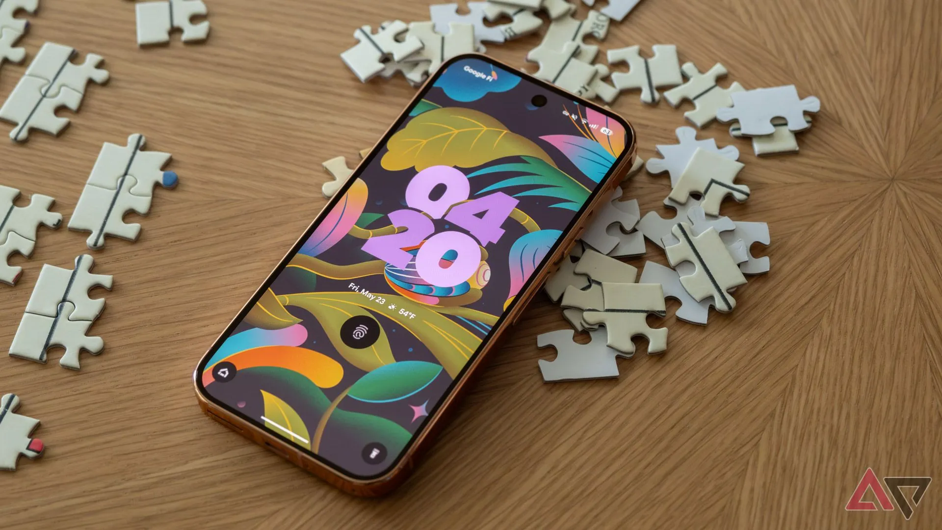 Google Pixel 9 Pro với màn hình khóa Material You trên nền các mảnh ghép