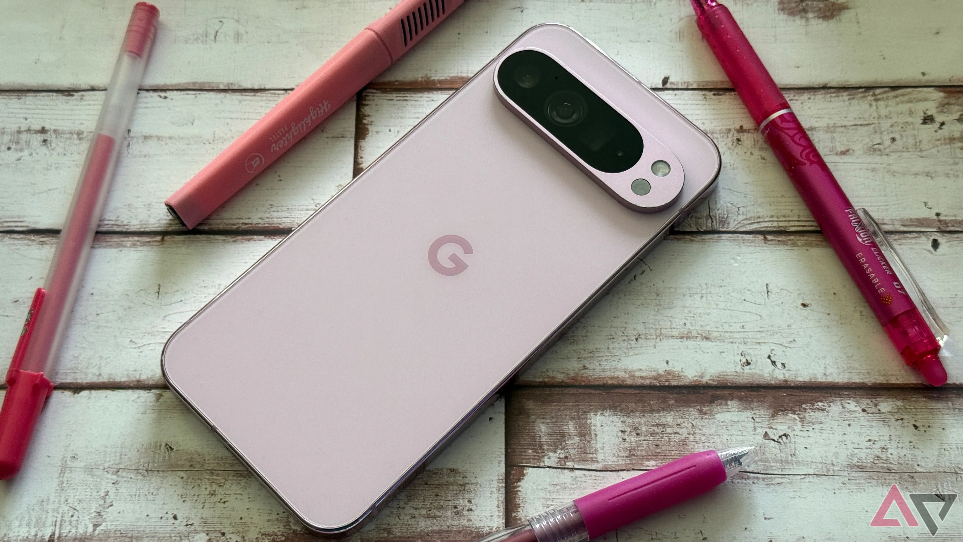 Google Pixel 9 Pro XL màu đen đặt cạnh các cây bút