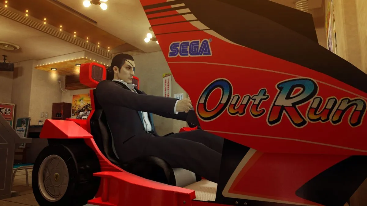 Goro Majima đang chơi game thùng Out Run trong Yakuza 0, minh họa sự đa dạng của thư viện game PS4.