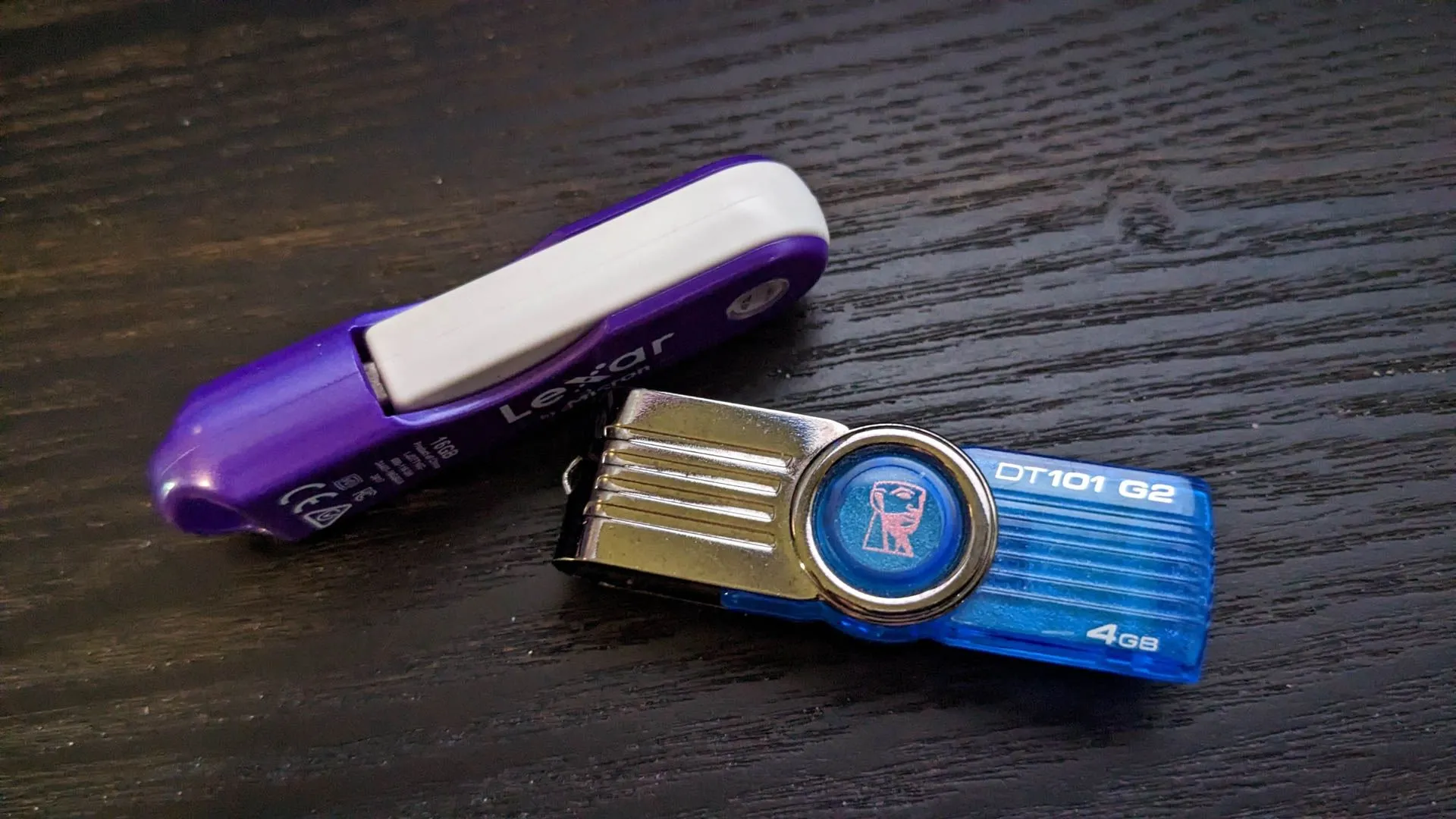 Hai ổ đĩa flash USB của SanDisk, minh họa sự đa dạng của dòng sản phẩm lưu trữ di động