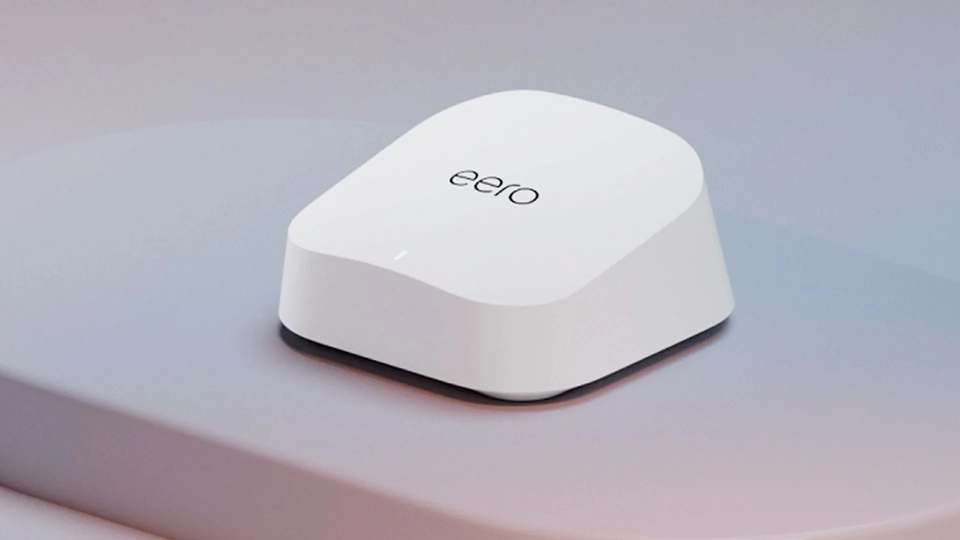 Hai thiết bị router Eero Wi-Fi 7 màu trắng, một đứng thẳng và một nằm ngang trên một bề mặt gỗ.