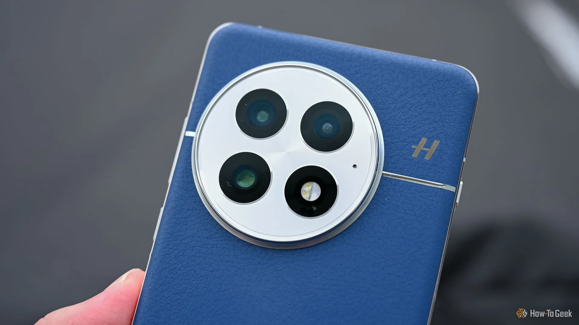 Hệ thống camera phía sau của điện thoại OnePlus 13, minh họa sự đa dạng phần cứng camera trên các thiết bị Android.