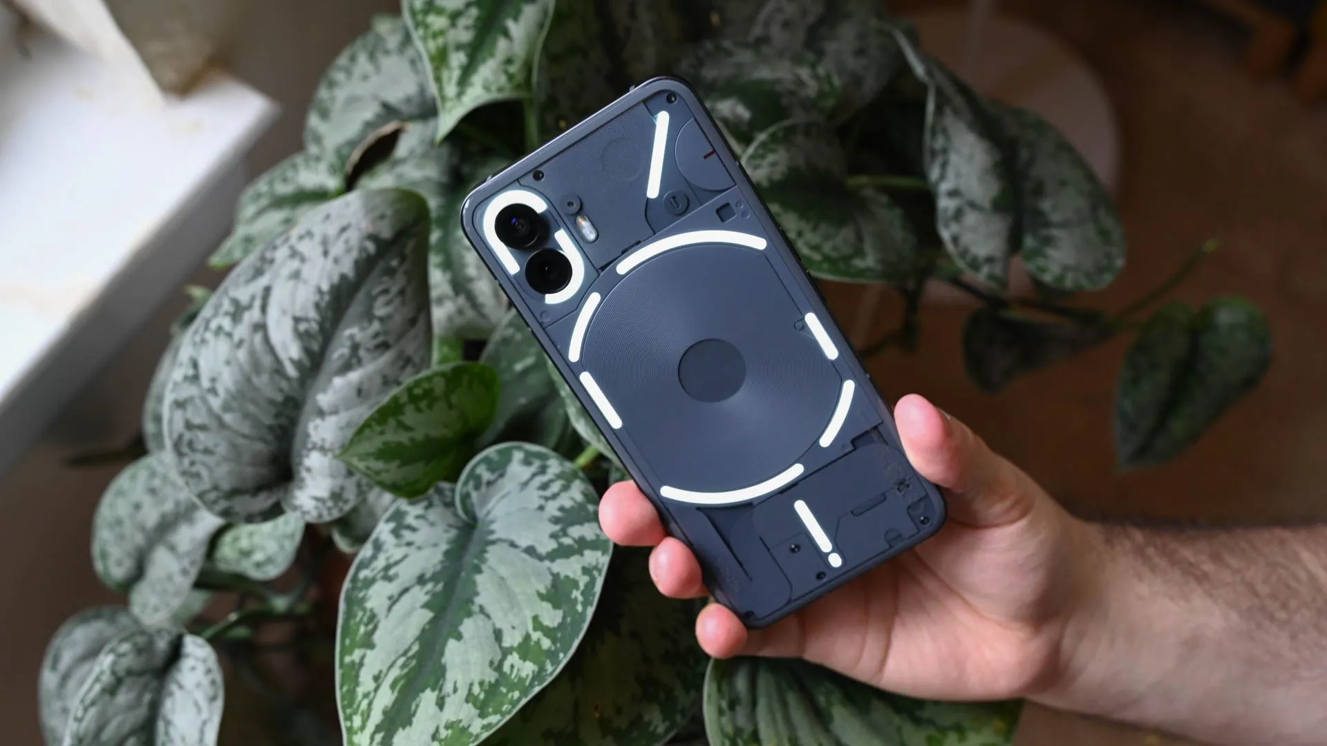Hệ thống đèn Glyph Interface độc đáo phát sáng trên Nothing Phone (2)